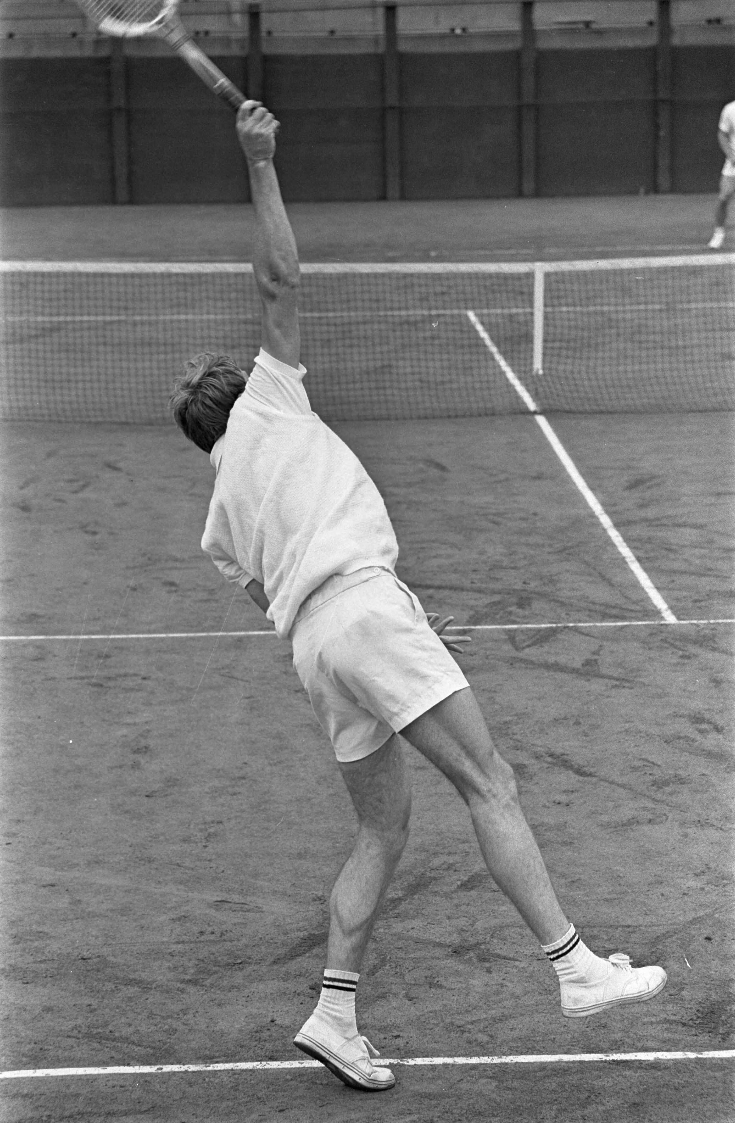 Nederlandse tenniskampioenschappen 1968, Scheveningen — [tennisser in actie] — Foto: Fotograaf Onbekend / Anefo. Licentie: Set B: Rechtenvrij / Publiek Domein. Bron: Nationaal Archief. http://hdl.handle.net/10648/ab4a27d0-d0b4-102d-bcf8-003048976d84