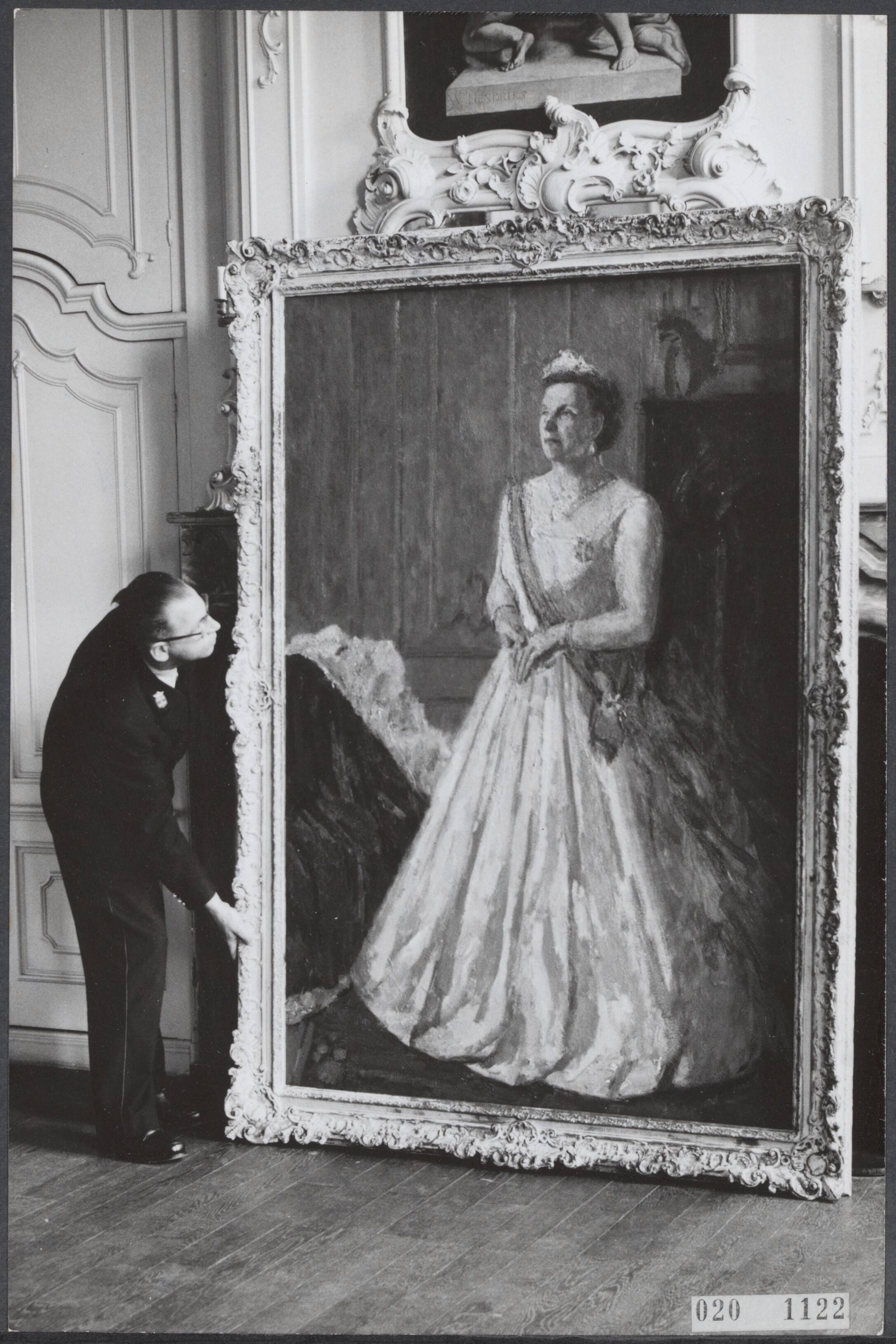 Fotocollectie Elsevier Binnenland — In het Frans Hals Museum in Haarlem worden twee van de drie schilderijen, die in opdracht van het ministerie van Overzeese Gebiedsdelen van koningin Juliana zijn vervaardigd, tentoongesteld. Zij zijn van de schilders Kees Verwey en Otto B. de Kat en worden 6 september 1955 naar de West verscheept. Het schilderij van Kees Verwey wordt naar zijn bestemming gebracht — Foto: Fotograaf Onbekend / Anefo. Licentie: Set B: Rechtenvrij / Publiek Domein. Bron: Nationaal Archief. http://hdl.handle.net/10648/adccf136-d0b4-102d-bcf8-003048976d84