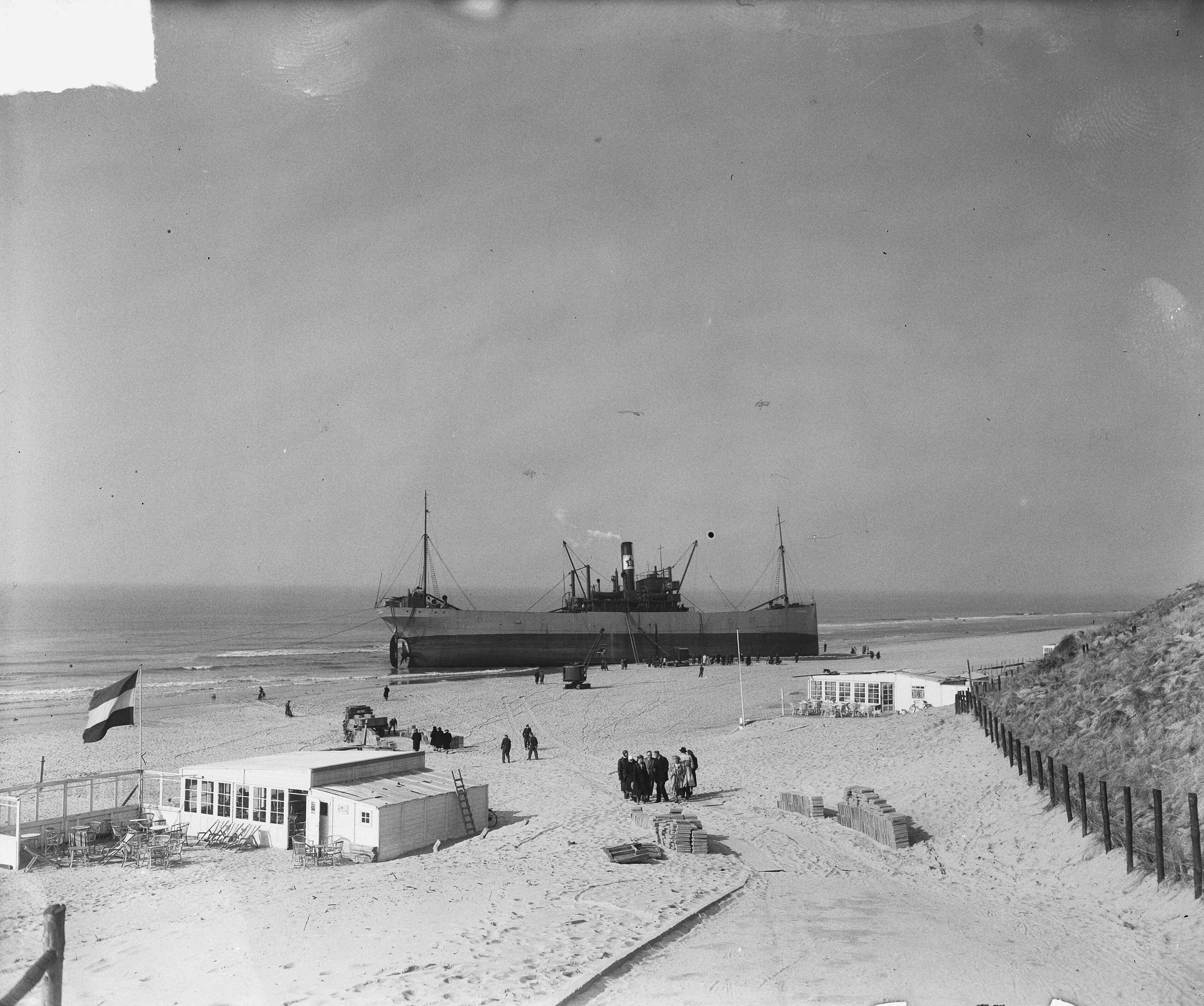 Fotocollectie Anefo — Kraanwagens bij schip C.A. Banck op strand Bloemendaal — Foto: Merk, Ben / Anefo. Licentie: Set B: Rechtenvrij / Publiek Domein. Bron: Nationaal Archief. http://hdl.handle.net/10648/a8c52fbe-d0b4-102d-bcf8-003048976d84