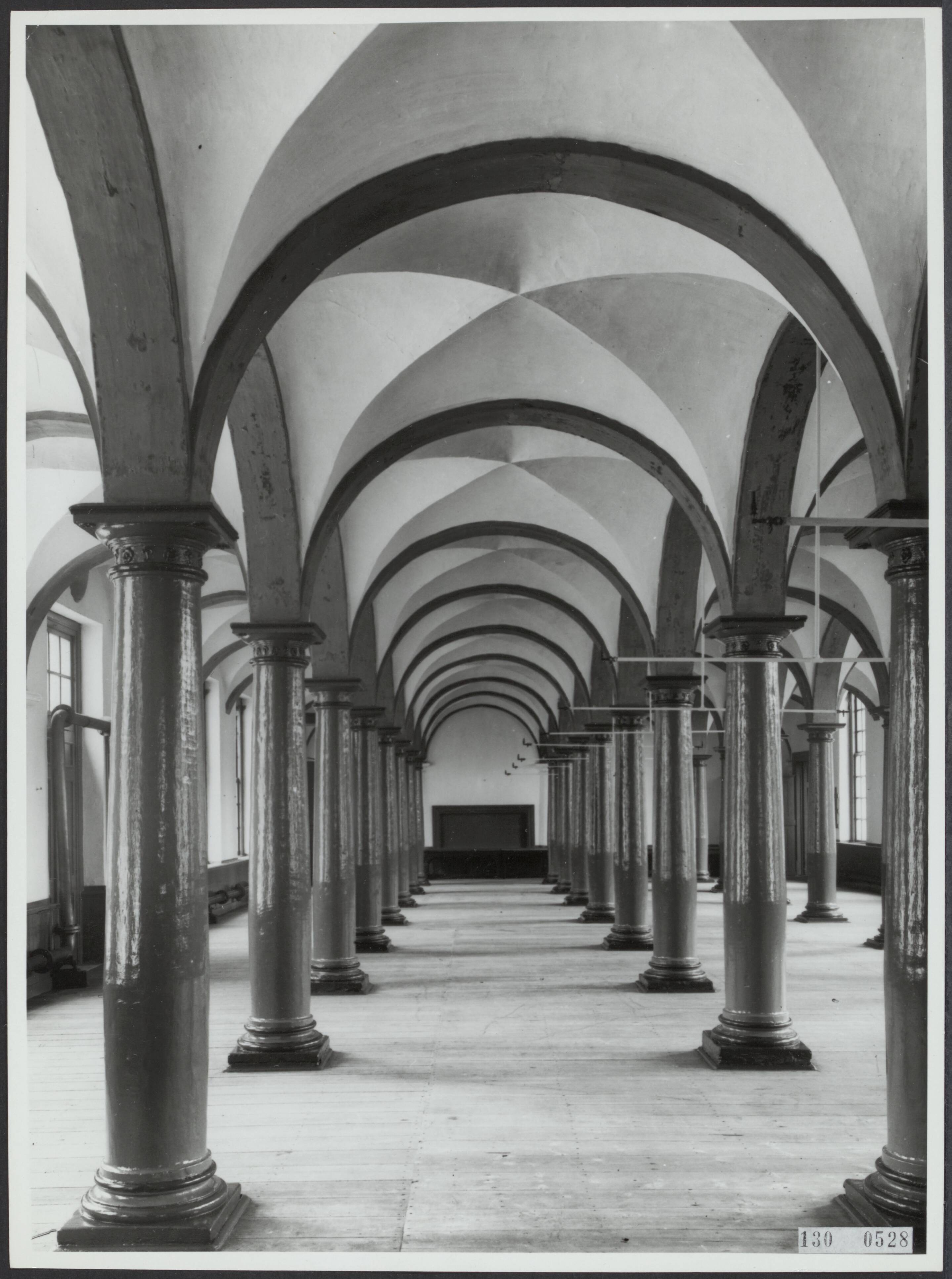 Fotocollectie Rijksvoorlichtingsdienst Eigen — Breda. Koninklijke Militaire Academie. Interieur Eetzaal — Foto: Rijksvoorlichtingsdienst (RVD). Licentie: Set B: Rechtenvrij / Publiek Domein. Bron: Nationaal Archief. http://hdl.handle.net/10648/af4b33ba-d0b4-102d-bcf8-003048976d84