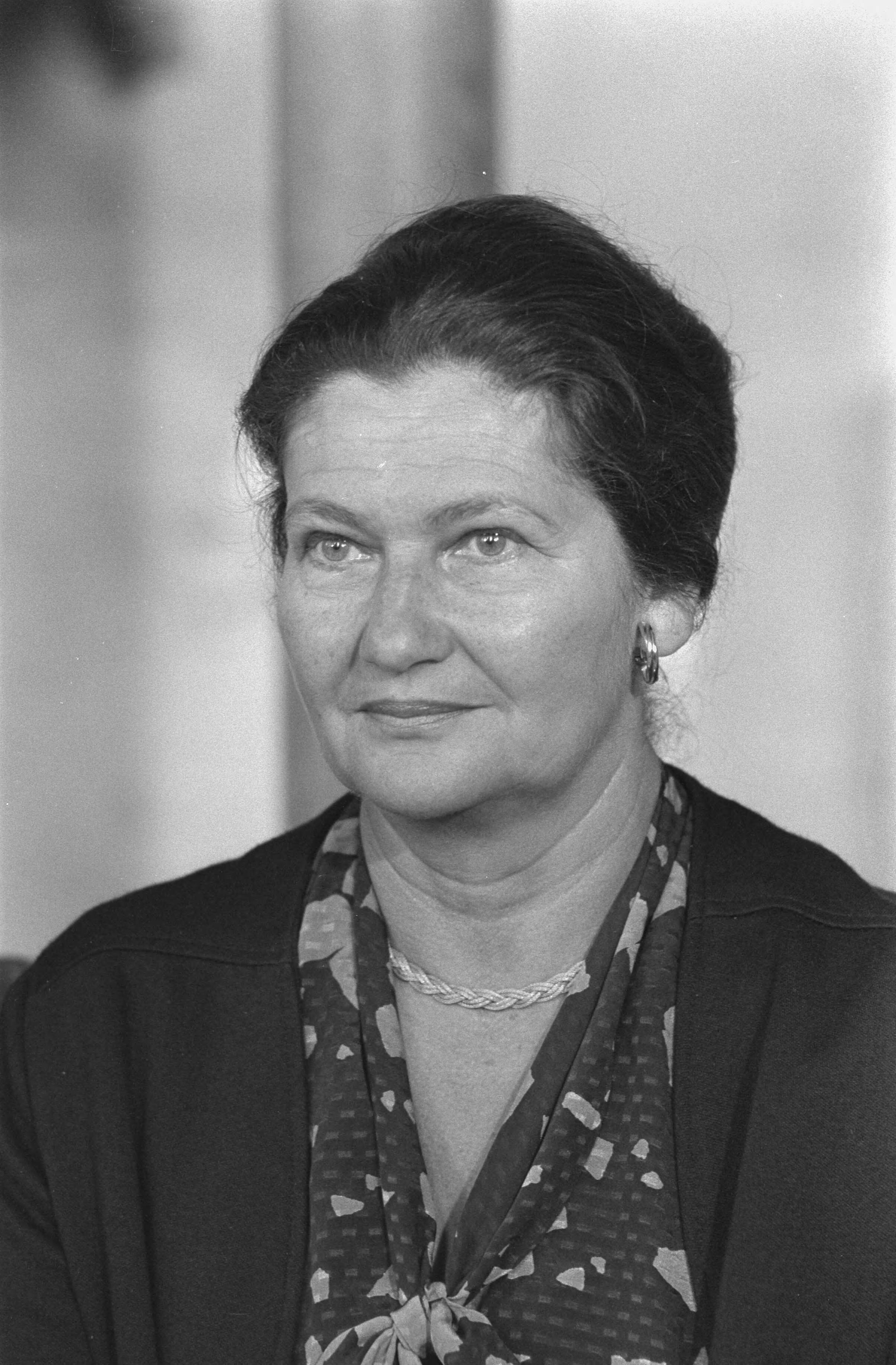 Fotocollectie Anefo — Prinses Juliana bij uitreiking Four Freedoms Awards in Middelburg; Simone Veil (Europees Parlement), koppen — Foto: Croes, Rob C. / Anefo. Licentie: Set B: Rechtenvrij / Publiek Domein. Bron: Nationaal Archief. http://hdl.handle.net/10648/ad3a7ec8-d0b4-102d-bcf8-003048976d84