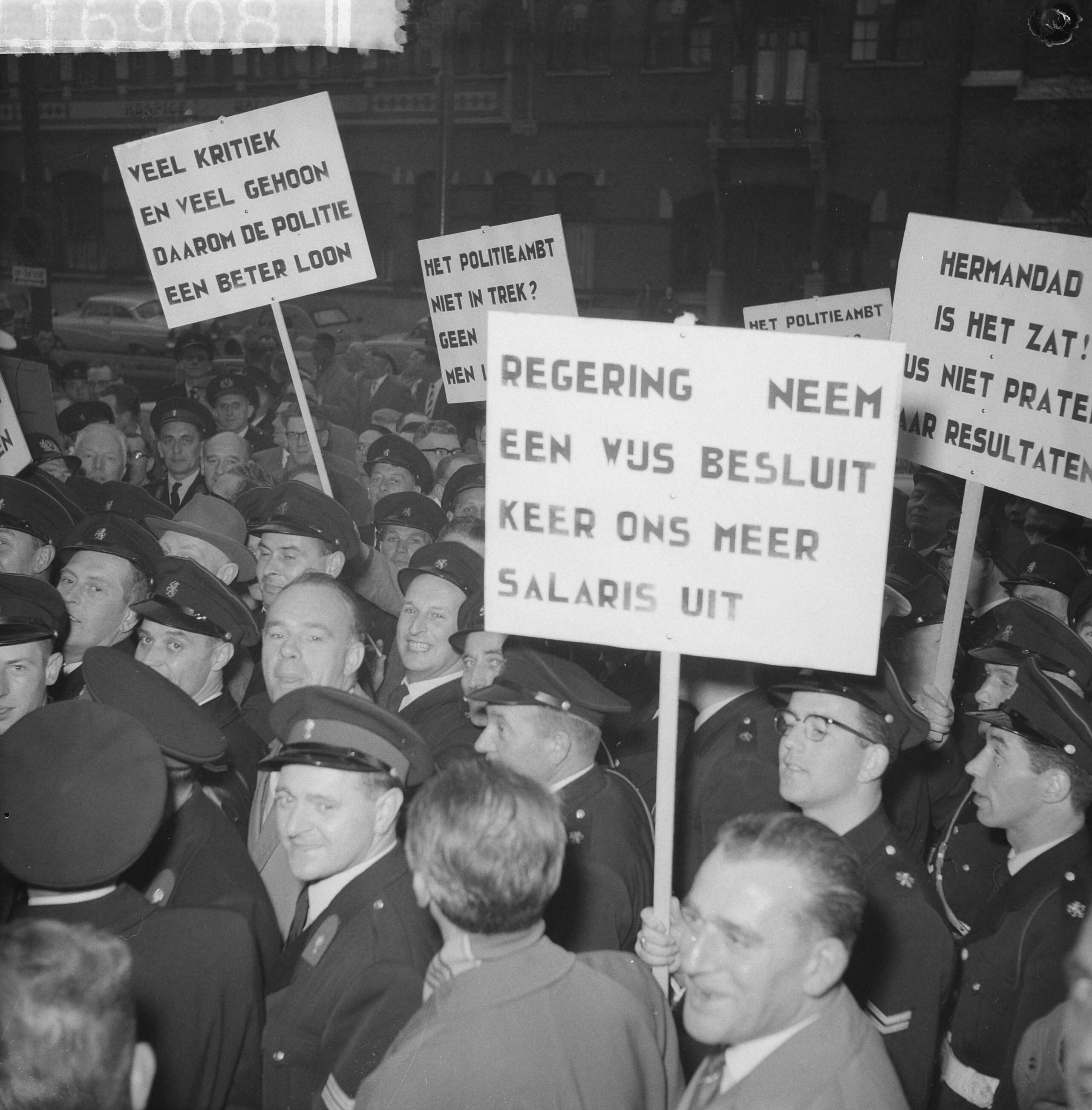 Fotocollectie Anefo — Protestvergadering door politie-ambtenaren tegen loonpolitiek van de regering in het gebouw voor Kunsten en Wetenschappen te Den Haag — Foto: Pot, Harry / Anefo. Licentie: Set B: Rechtenvrij / Publiek Domein. Bron: Nationaal Archief. http://hdl.handle.net/10648/a9bc3ff2-d0b4-102d-bcf8-003048976d84