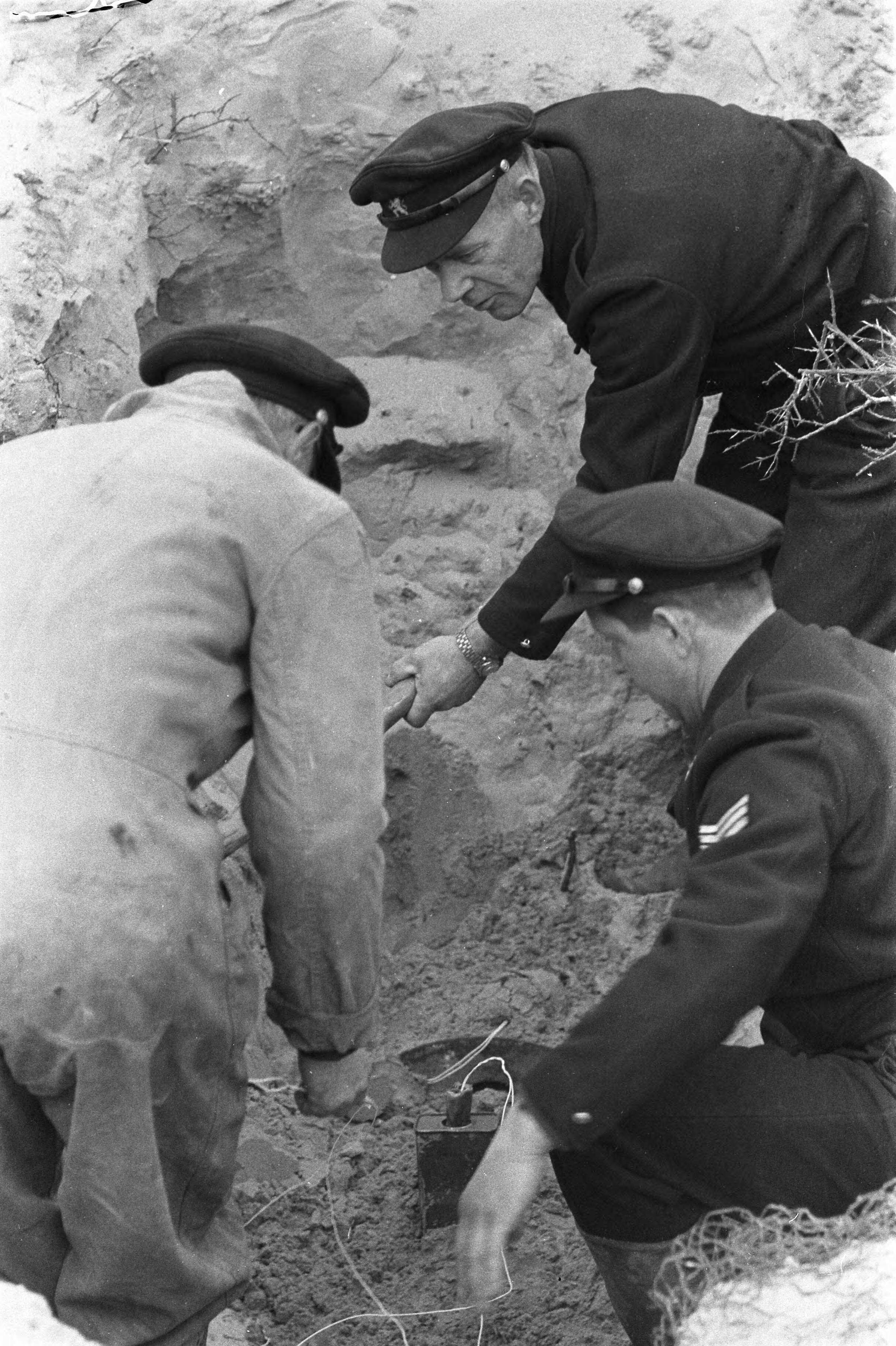 Fotocollectie Anefo — Vliegtuigbom van 1.000 kg tot ontploffing gebracht in de Kennemerduinen bij Haarlem — Foto: Pot, Harry / Anefo. Licentie: Set B: Rechtenvrij / Publiek Domein. Bron: Nationaal Archief. http://hdl.handle.net/10648/a9aa696c-d0b4-102d-bcf8-003048976d84