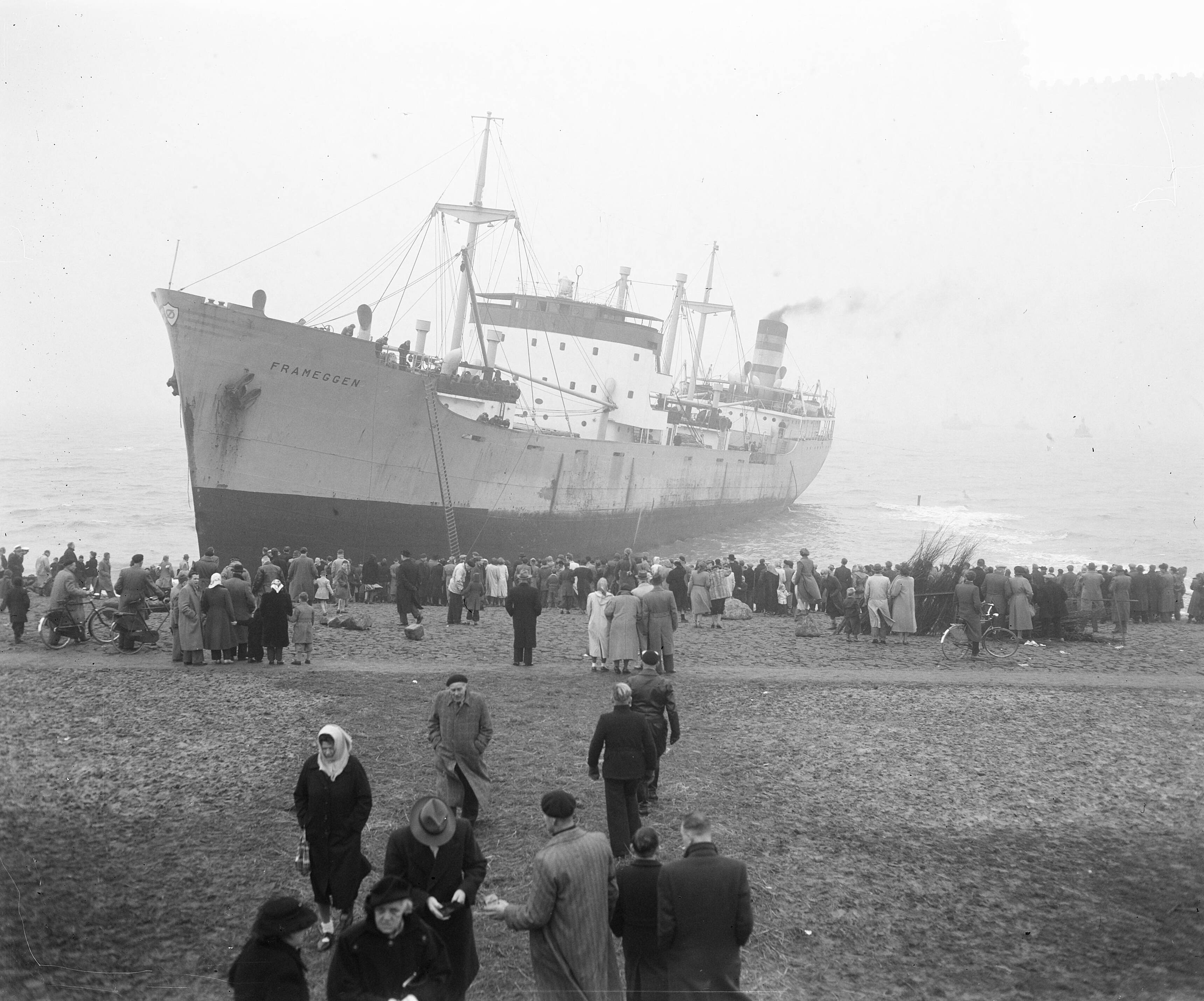 Belangstelling bij het gestrande Noorsevrachtschip "Franeggen" bij de Hondsbossche Zeewering — Foto: Duinen, H. van / Anefo. — Licentie: Set B: Rechtenvrij / Publiek Domein. Bron: Nationaal Archief. http://hdl.handle.net/10648/a8f3d81e-d0b4-102d-bcf8-003048976d84