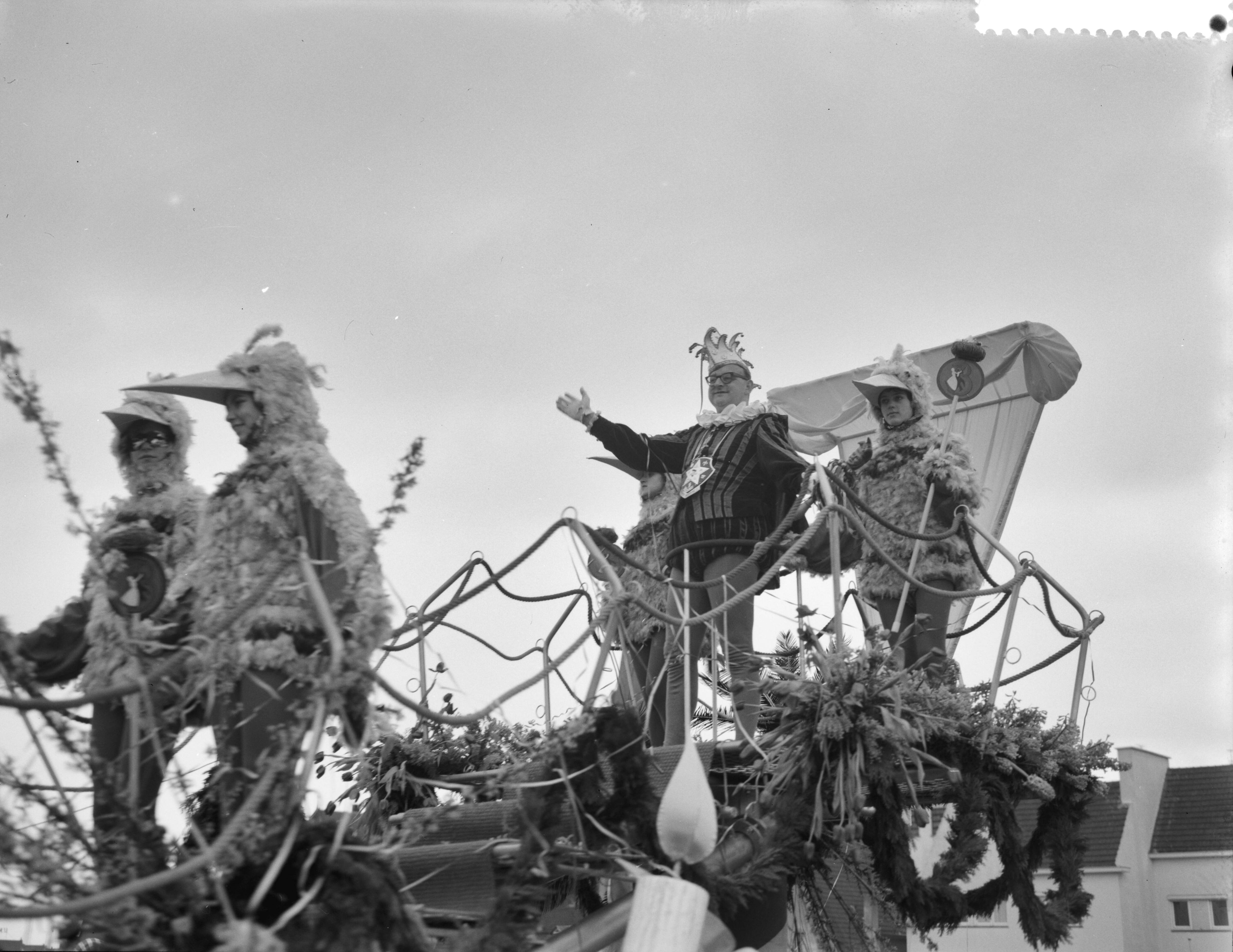 Fotocollectie Anefo — Carnavalsoptocht in Maastricht — Foto: Rossem, Wim van / Anefo. Licentie: Set B: Rechtenvrij / Publiek Domein. Bron: Nationaal Archief. http://hdl.handle.net/10648/a9c8f58a-d0b4-102d-bcf8-003048976d84