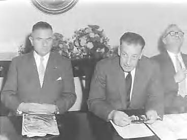Fotocollectie Anefo — Ondertekening overeenkomst tussen het Ierse gezantschap en Verolme Scheepswerven — Foto: Behrens, Herbert F. / Anefo. Licentie: Set B: Rechtenvrij / Publiek Domein. Bron: Nationaal Archief. http://hdl.handle.net/10648/a985d91c-d0b4-102d-bcf8-003048976d84