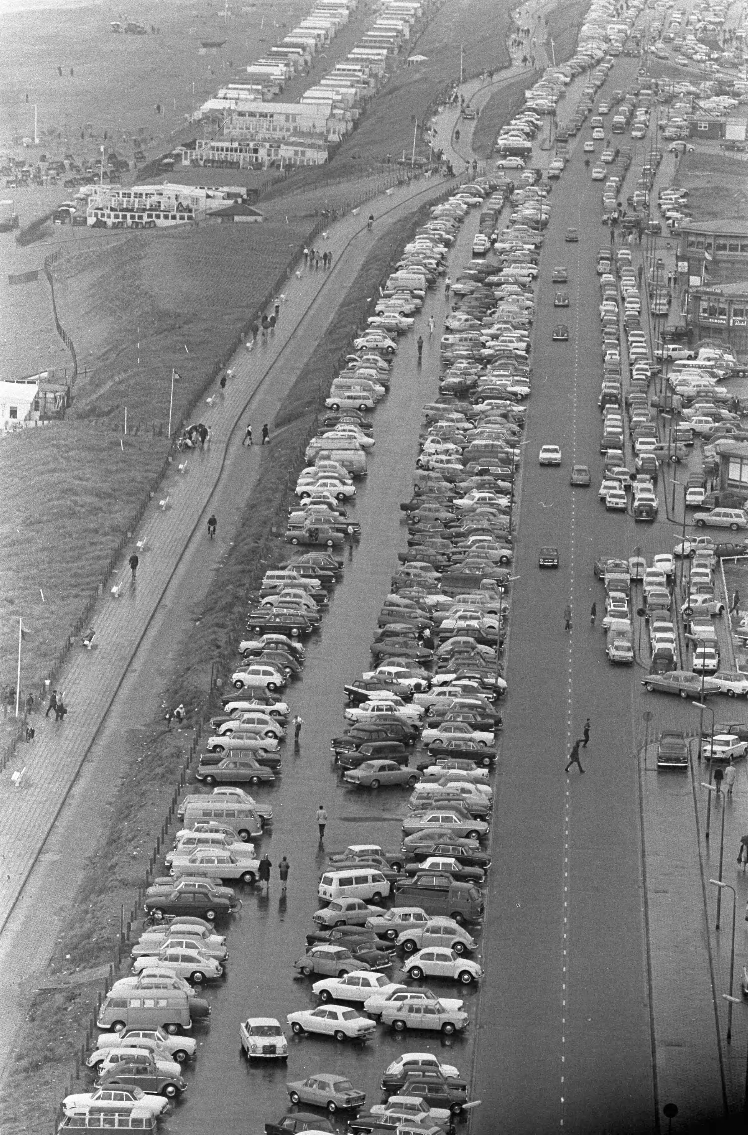 Fotocollectie Anefo — Pinksterdrukte Zandvoort, geparkeerde autos op de boulevard — Foto: Koch, Eric / Anefo. Licentie: Set B: Rechtenvrij / Publiek Domein. Bron: Nationaal Archief. http://hdl.handle.net/10648/ab18e7ec-d0b4-102d-bcf8-003048976d84