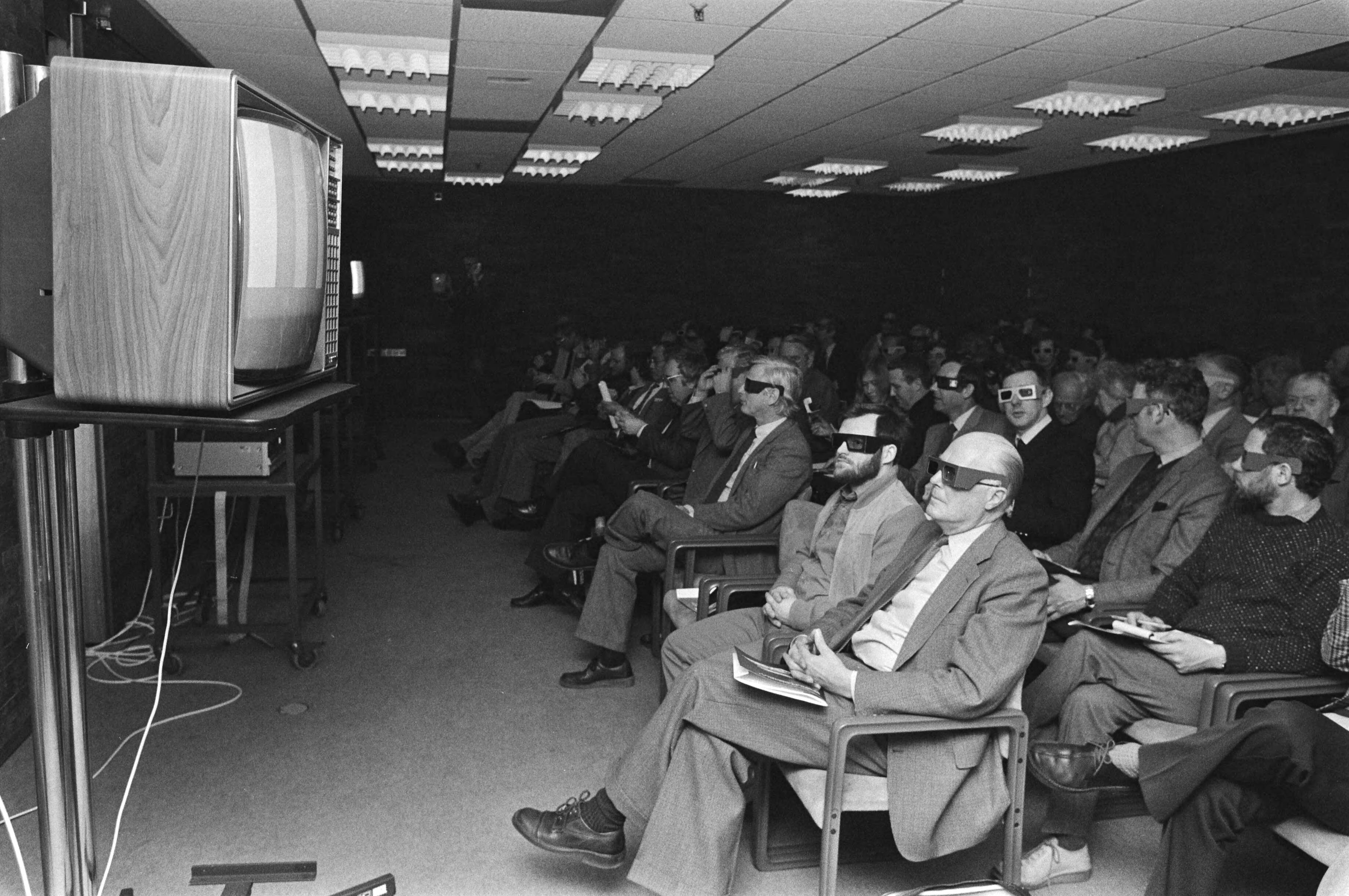 Fotocollectie Anefo — Uitzending in Hilversum voor pers eerste driedimensionale tv-programma dat 28 februari op Ned-1 te zien zal zijn. Tan, Herbst, Enkelaar, Spoor — Foto: Bogaerts, Rob / Anefo. Licentie: Set B: Rechtenvrij / Publiek Domein. Bron: Nationaal Archief. http://hdl.handle.net/10648/ad10d0be-d0b4-102d-bcf8-003048976d84