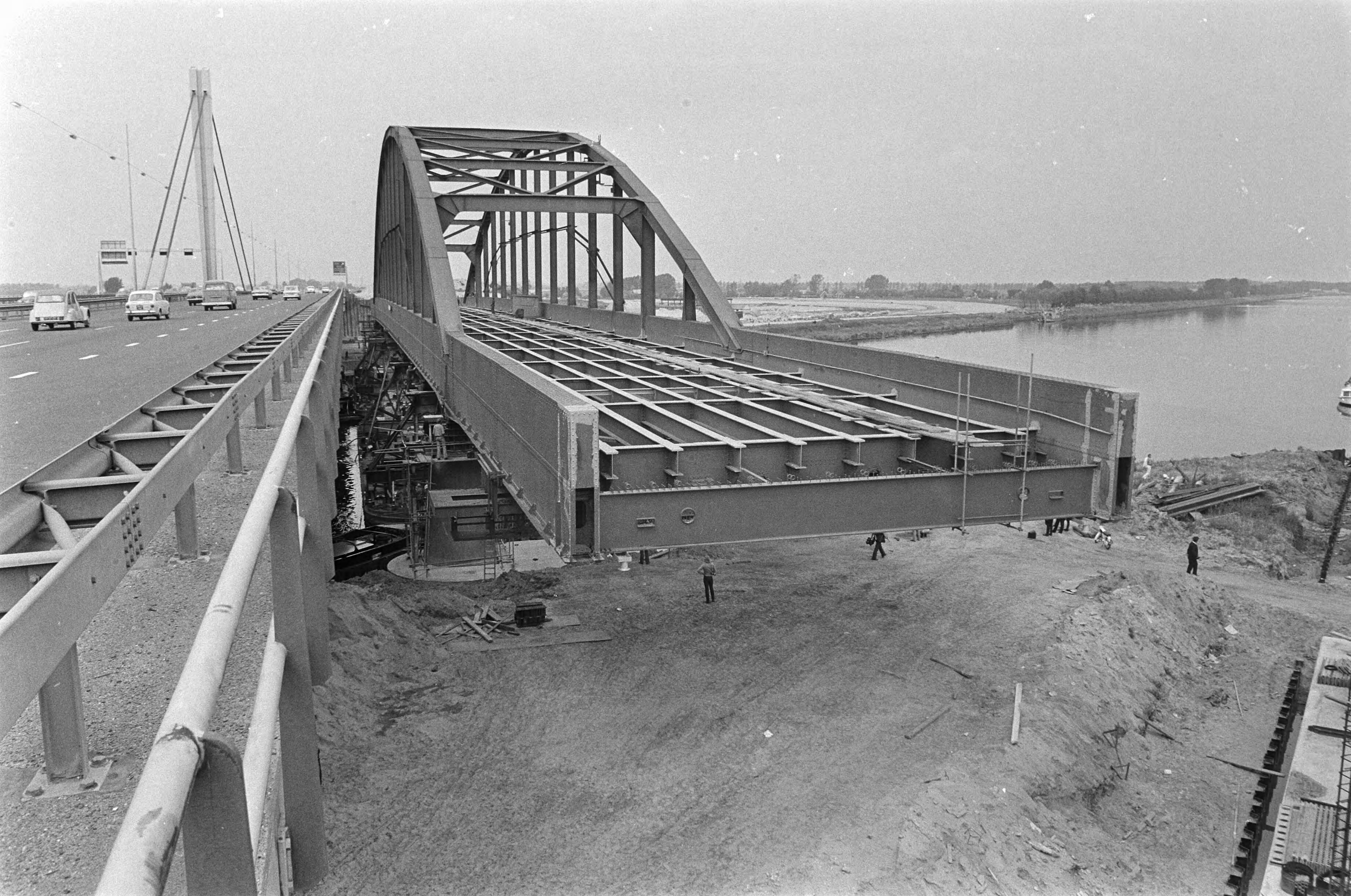 Fotocollectie Anefo — Galecoppesbrug in Utrecht verplaatst; de oude brug (r) nog naast de nieuwe, Galecoppesbrug op de schepen die hem verplaatsten — Foto: Croes, Rob C. / Anefo. Licentie: Set B: Rechtenvrij / Publiek Domein. Bron: Nationaal Archief. http://hdl.handle.net/10648/ac4ed6ee-d0b4-102d-bcf8-003048976d84