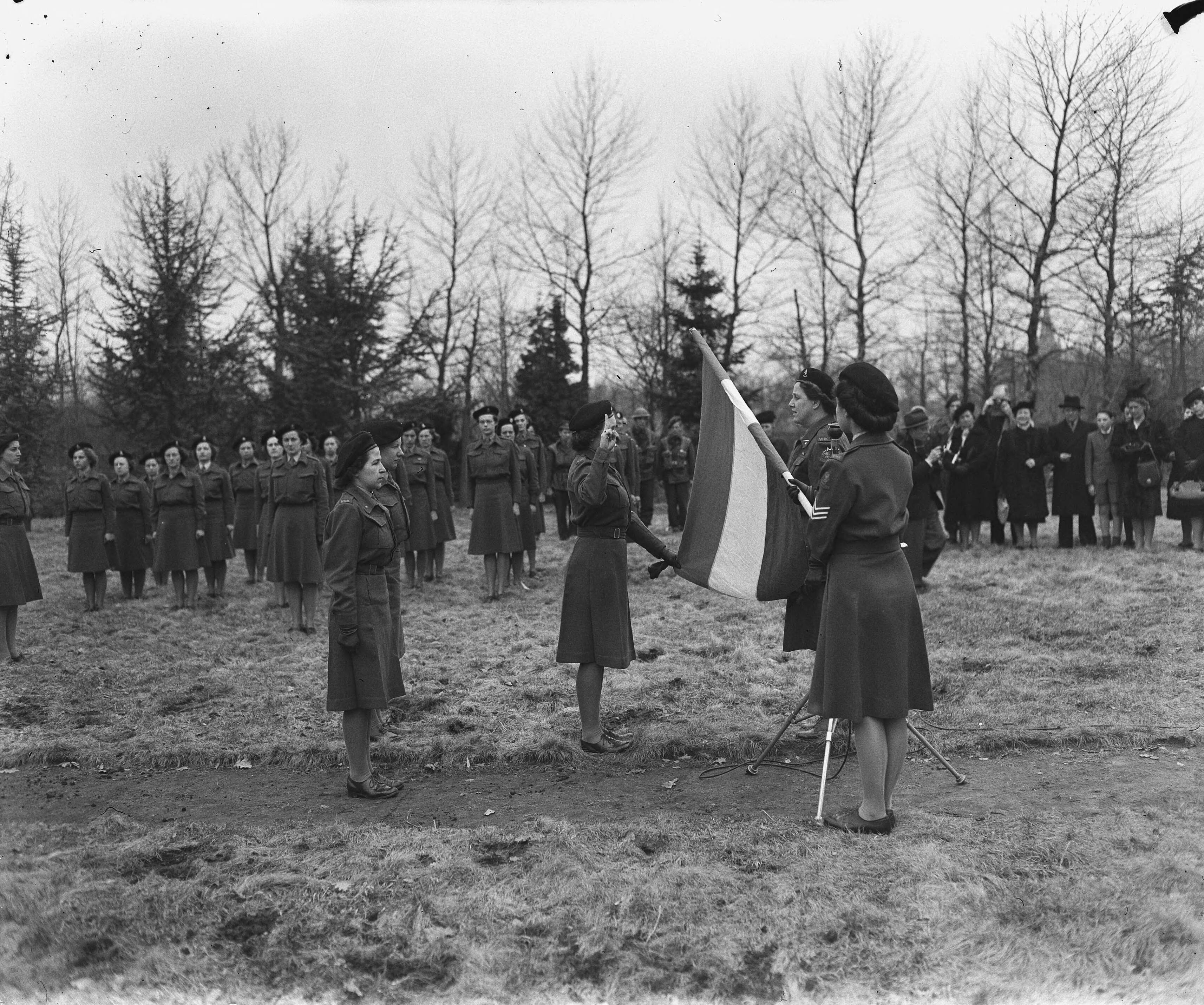 Beëdiging Vrouwen Hulpkorps (VHK) te Breda — Foto: Zeylemaker, Co / Anefo. — Licentie: Set B: Rechtenvrij / Publiek Domein. Bron: Nationaal Archief. http://hdl.handle.net/10648/a8a6445a-d0b4-102d-bcf8-003048976d84