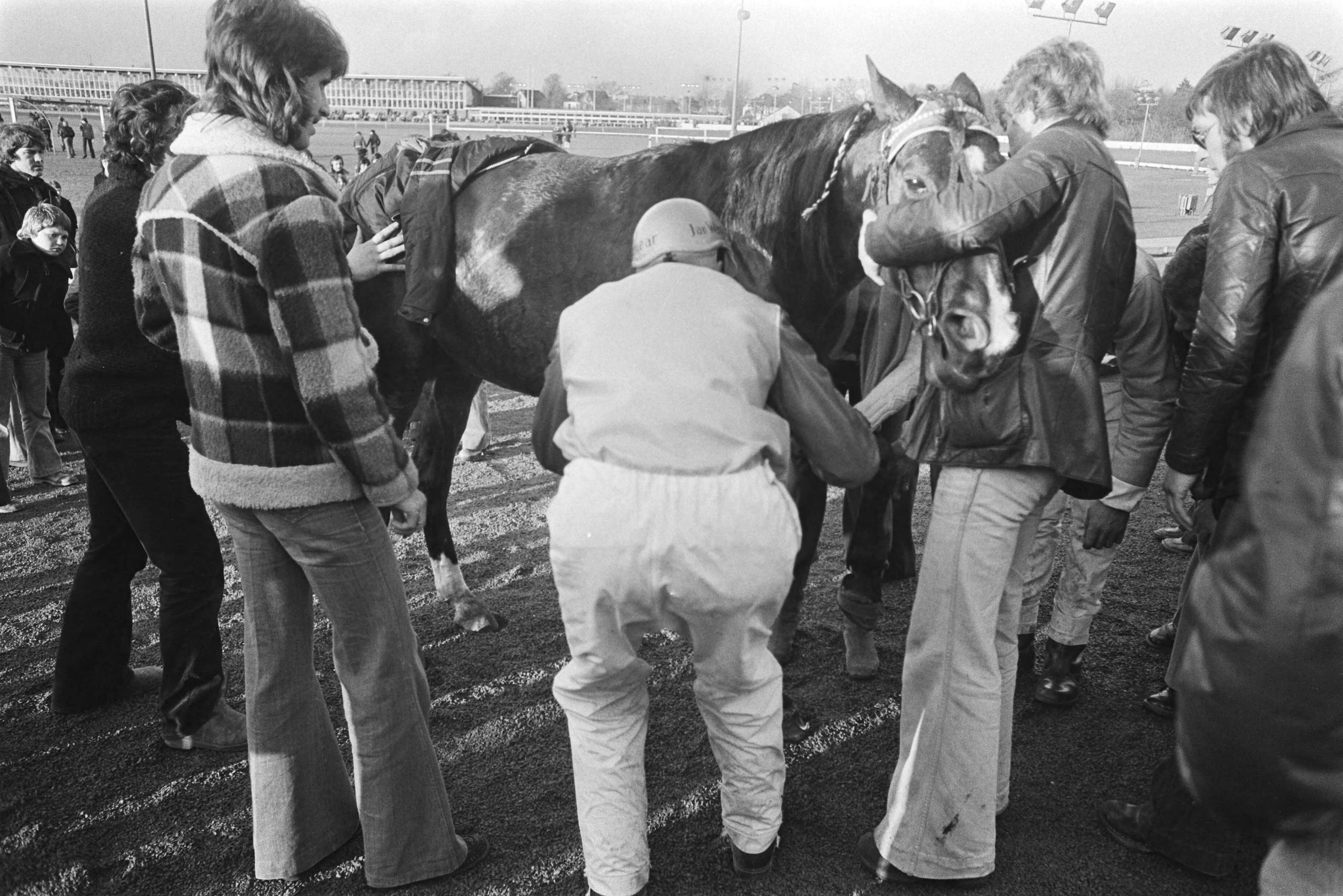Fotocollectie Anefo — Grote prijs stayers Hilversum; trainer Jan Wagenaar bekijkt gebroken been Jonker Volann — Foto: Peters, Hans / Anefo. Licentie: Set B: Rechtenvrij / Publiek Domein. Bron: Nationaal Archief. http://hdl.handle.net/10648/ac9534ae-d0b4-102d-bcf8-003048976d84