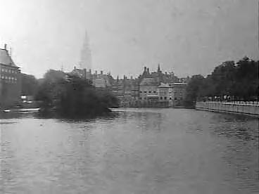 Fotocollectie Elsevier Binnenland — Hofvijver te Den Haag, gezien vanaf de Korte Vijverberg richting Buitenhof — Foto: Onbekend / Publiek Domein of Rechtenvrij. Licentie: Set B: Rechtenvrij / Publiek Domein. Bron: Nationaal Archief. http://hdl.handle.net/10648/addfb172-d0b4-102d-bcf8-003048976d84
