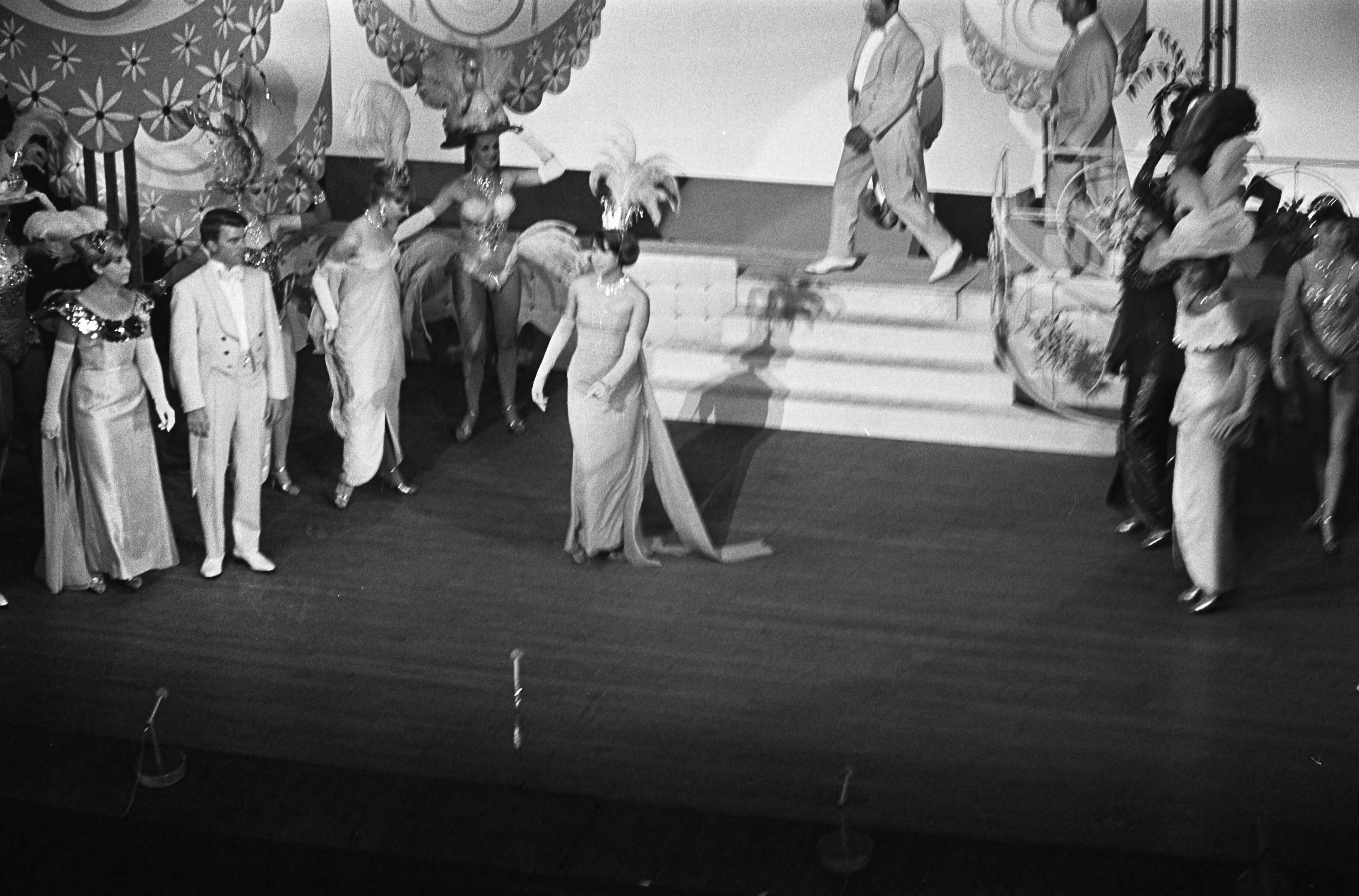 Fotocollectie Anefo — Snip en Snap revue gaat in première, Anneke Grönloh komt op tijdens de finale, links de Shepherds — Foto: Koch, Eric / Anefo. Licentie: Set B: Rechtenvrij / Publiek Domein. Bron: Nationaal Archief. http://hdl.handle.net/10648/aab2a2d4-d0b4-102d-bcf8-003048976d84