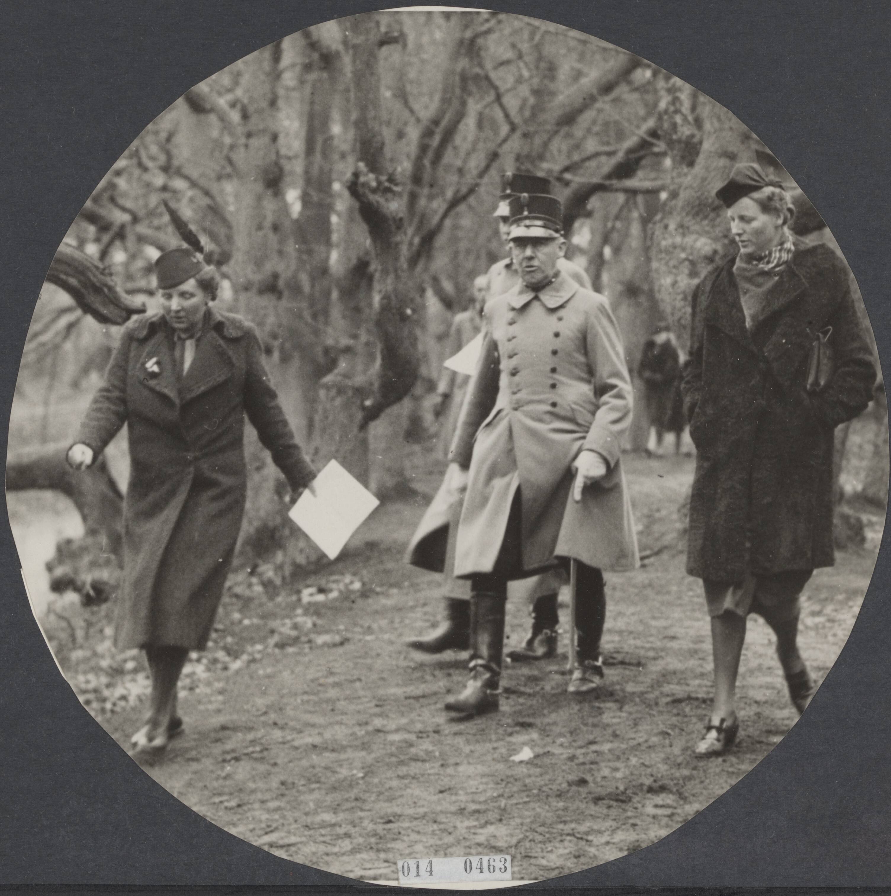 Fotocollectie Elsevier Binnenland — Jaarlijkse cross-country van de KMSV op landgoed Duinrell te Wassenaar, waaraan werd deelgenomen door prins Bernhard. Prinses Juliana, die de cross volgde, op weg naar een van de volgende hindernissen die nog door de prins (rijdend op "Bunny") genomen moeten worden — Foto: N.V. Polygoon. Licentie: Set B: Rechtenvrij / Publiek Domein. Bron: Nationaal Archief. http://hdl.handle.net/10648/adb0b732-d0b4-102d-bcf8-003048976d84