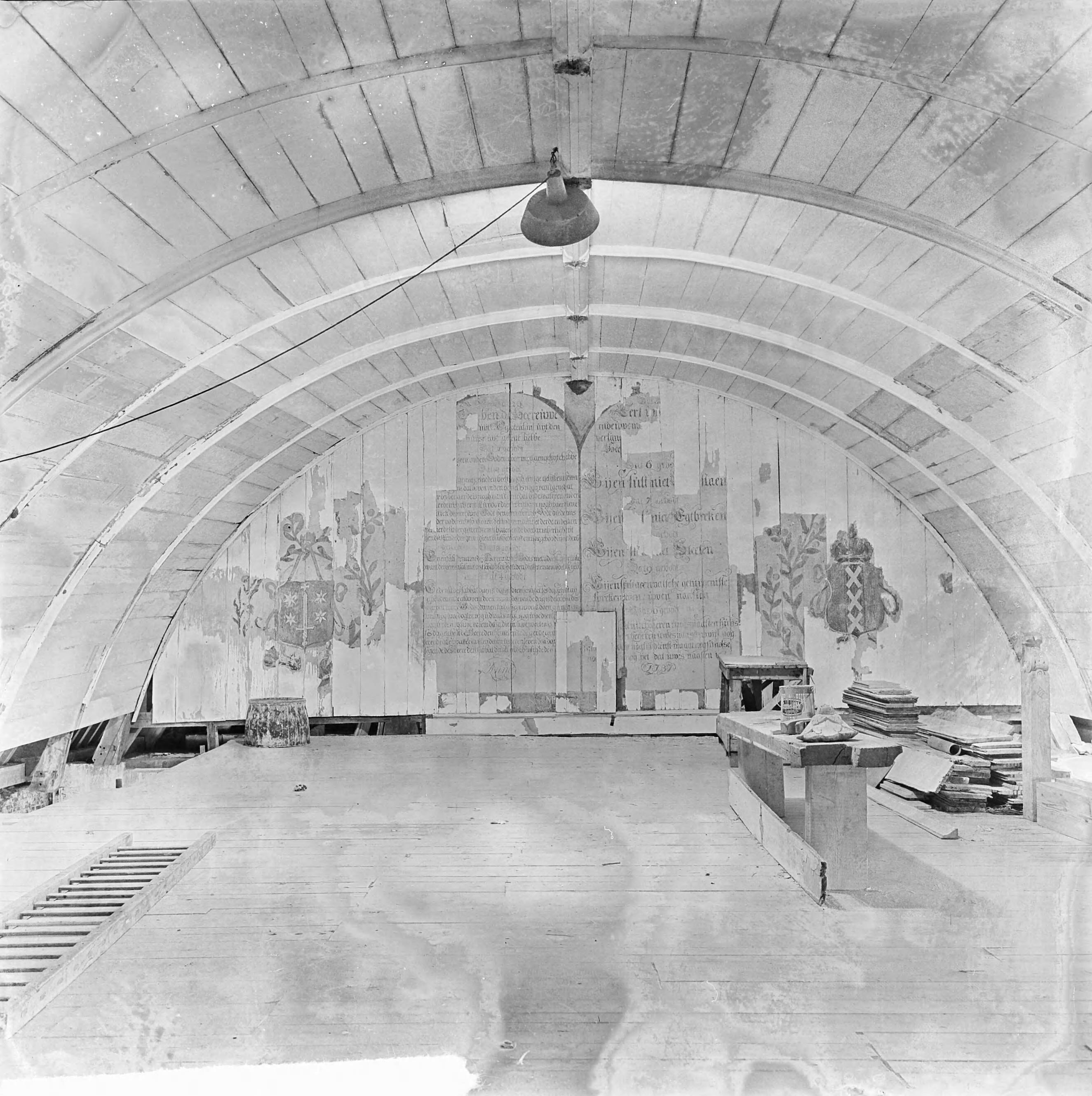 Fotocollectie Anefo — Restauratie Nederlands-Hervormde kerk te Krommenie. Overzicht wand waar half zichtbaar de oude tekst — Foto: Wieleck, […] / Anefo. Licentie: Set B: Rechtenvrij / Publiek Domein. Bron: Nationaal Archief. http://hdl.handle.net/10648/aaa0539a-d0b4-102d-bcf8-003048976d84