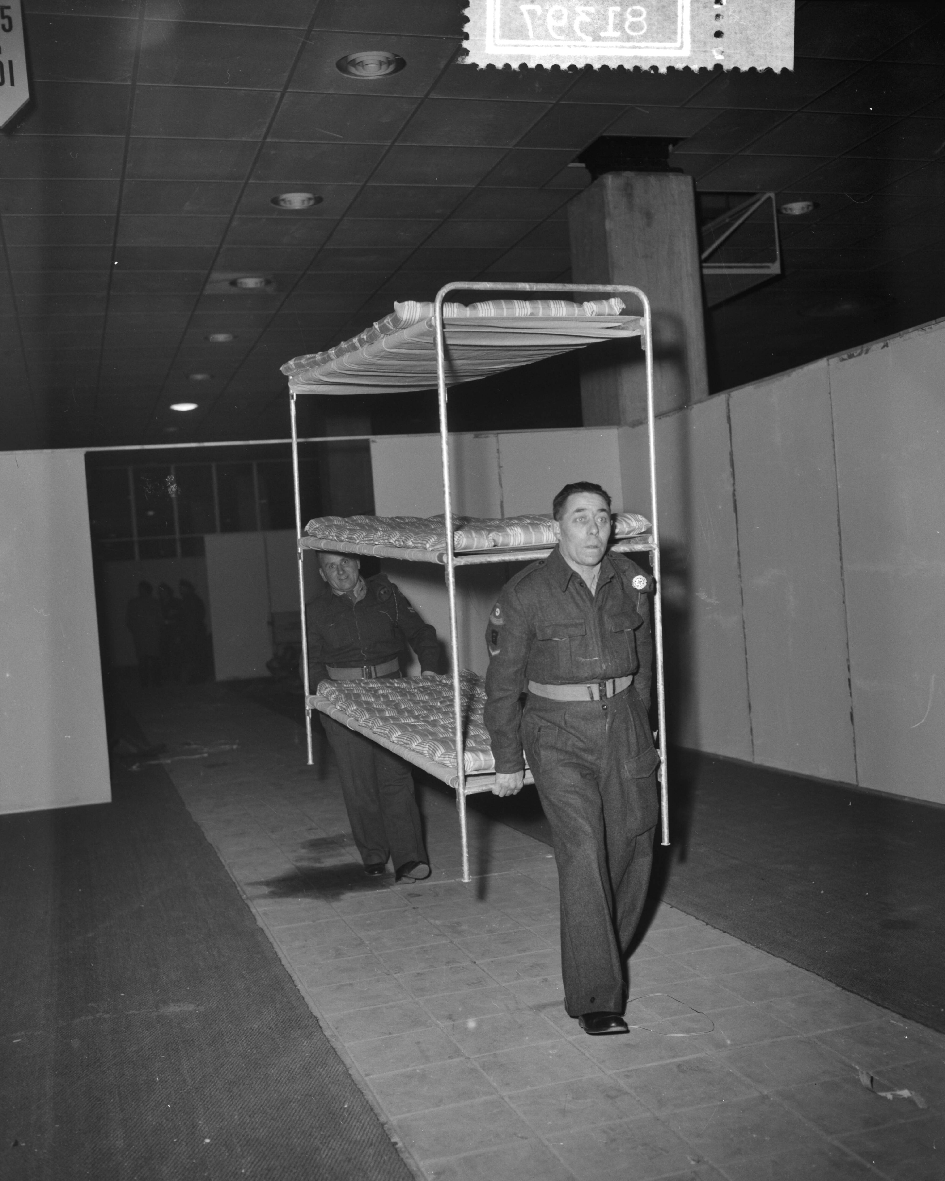 Fotocollectie Anefo — Ontvangst van Hongaarse vluchtelingen te Utrecht. Gereedmaken Jaarbeurshal — Foto: Bilsen, Joop van / Anefo. Licentie: Set B: Rechtenvrij / Publiek Domein. Bron: Nationaal Archief. http://hdl.handle.net/10648/a952a43e-d0b4-102d-bcf8-003048976d84