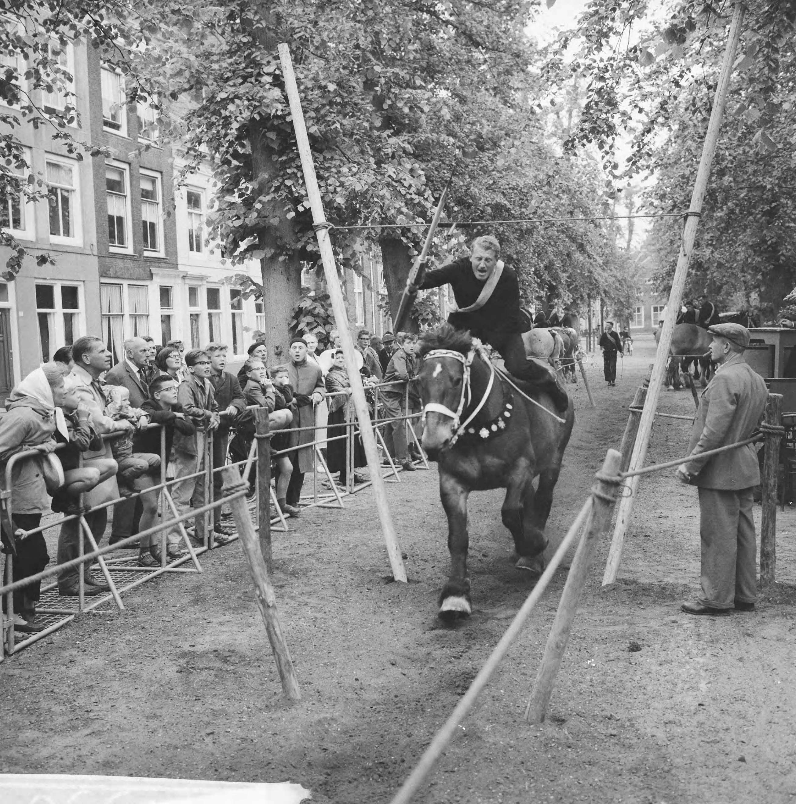 Fotocollectie Anefo — Ringrijden in Middelburg — Foto: Koch, Eric / Anefo. Licentie: Set B: Rechtenvrij / Publiek Domein. Bron: Nationaal Archief. http://hdl.handle.net/10648/aa10e8ae-d0b4-102d-bcf8-003048976d84