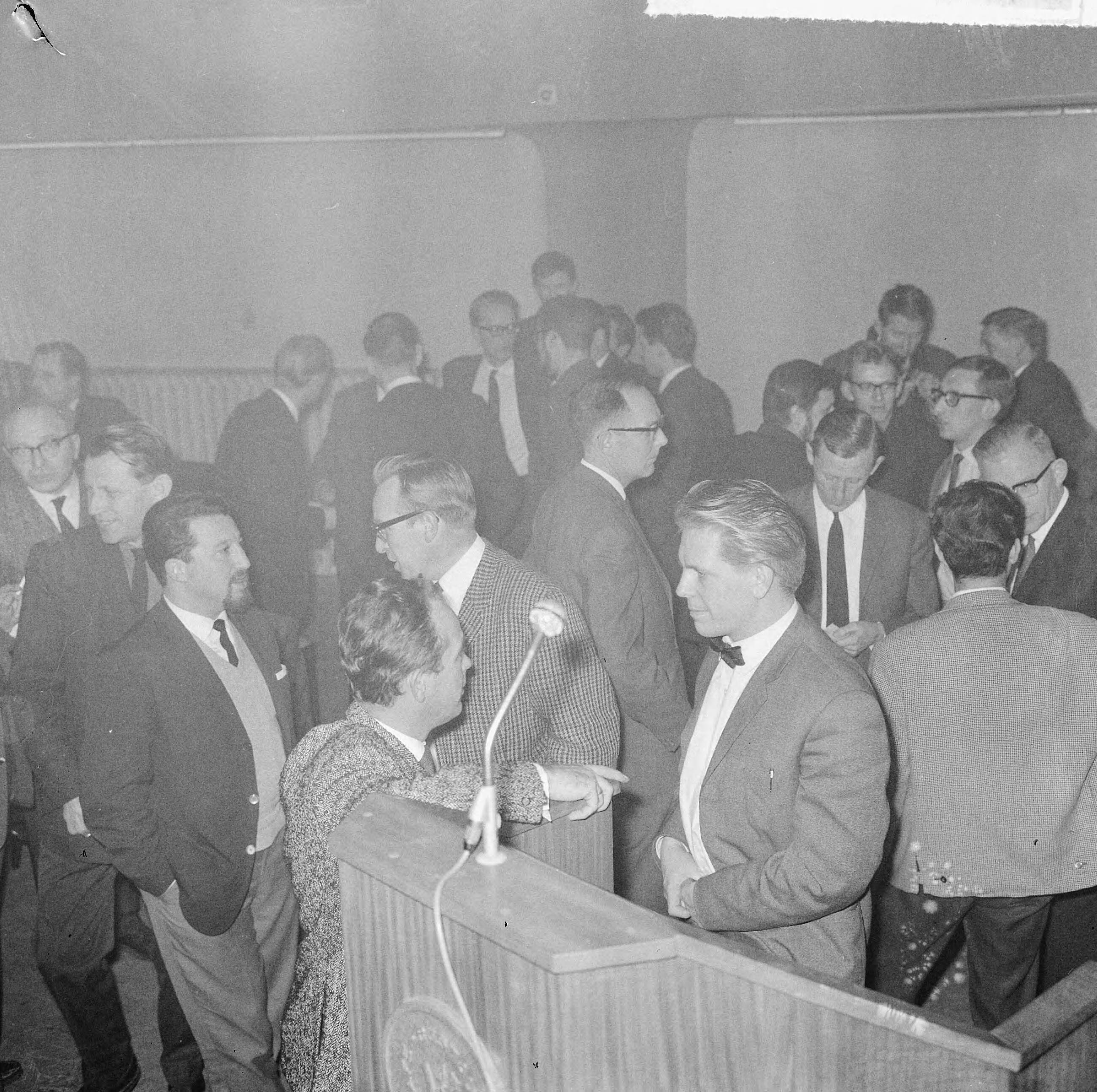 Fotocollectie Anefo — Loonconflict bij radio en televisie, vergadering in de "Karseboom" te Hilversum — Foto: Nijs, Jac. de / Anefo. Licentie: Set B: Rechtenvrij / Publiek Domein. Bron: Nationaal Archief. http://hdl.handle.net/10648/aa8c28c0-d0b4-102d-bcf8-003048976d84