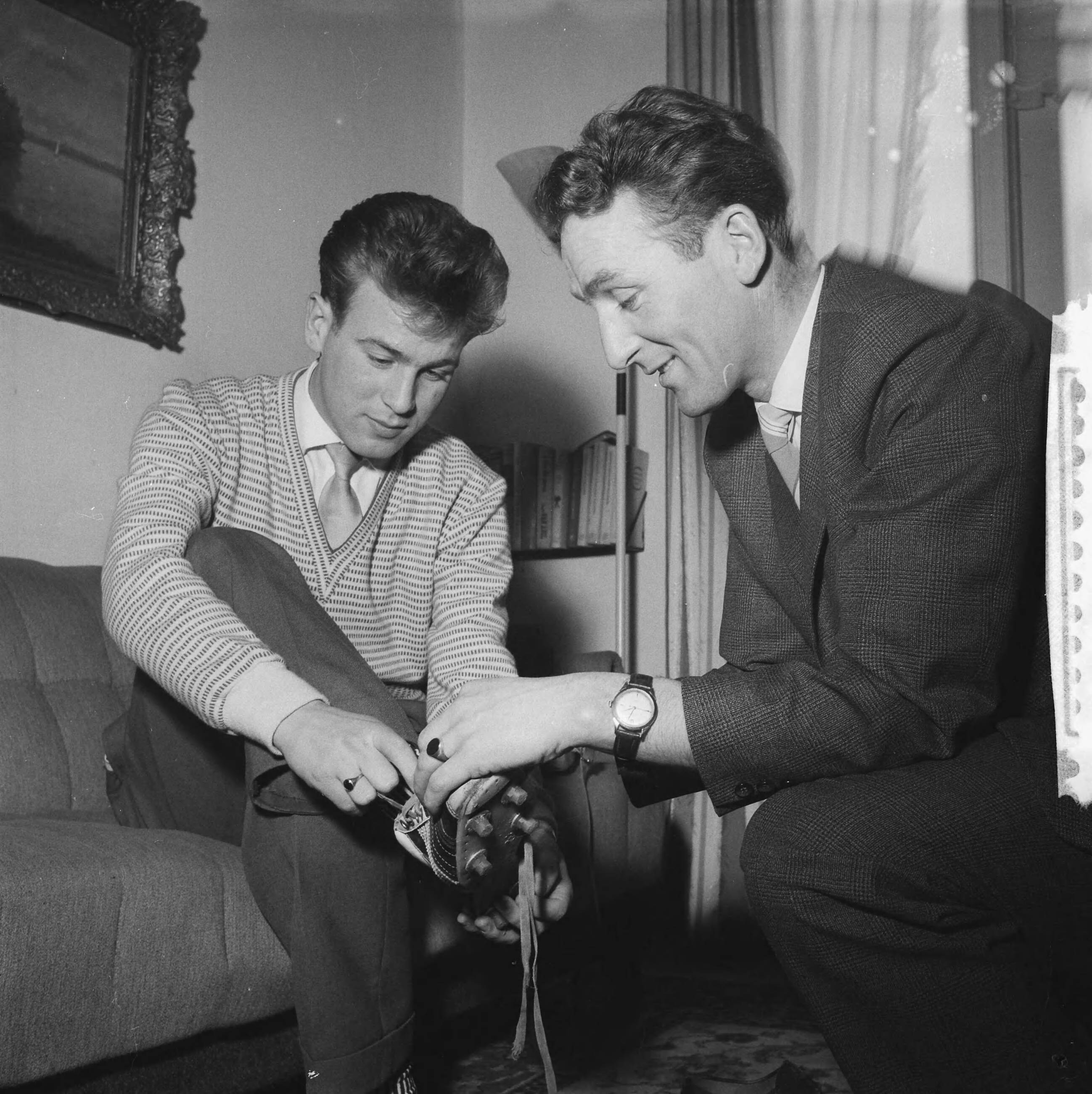 Fotocollectie Anefo — Vader Loek Biesbrouck sr. en zoon Loek jr. amen in voetbalelftal RCH — Foto: Pot, Harry / Anefo. Licentie: Set B: Rechtenvrij / Publiek Domein. Bron: Nationaal Archief. http://hdl.handle.net/10648/a9a6c140-d0b4-102d-bcf8-003048976d84