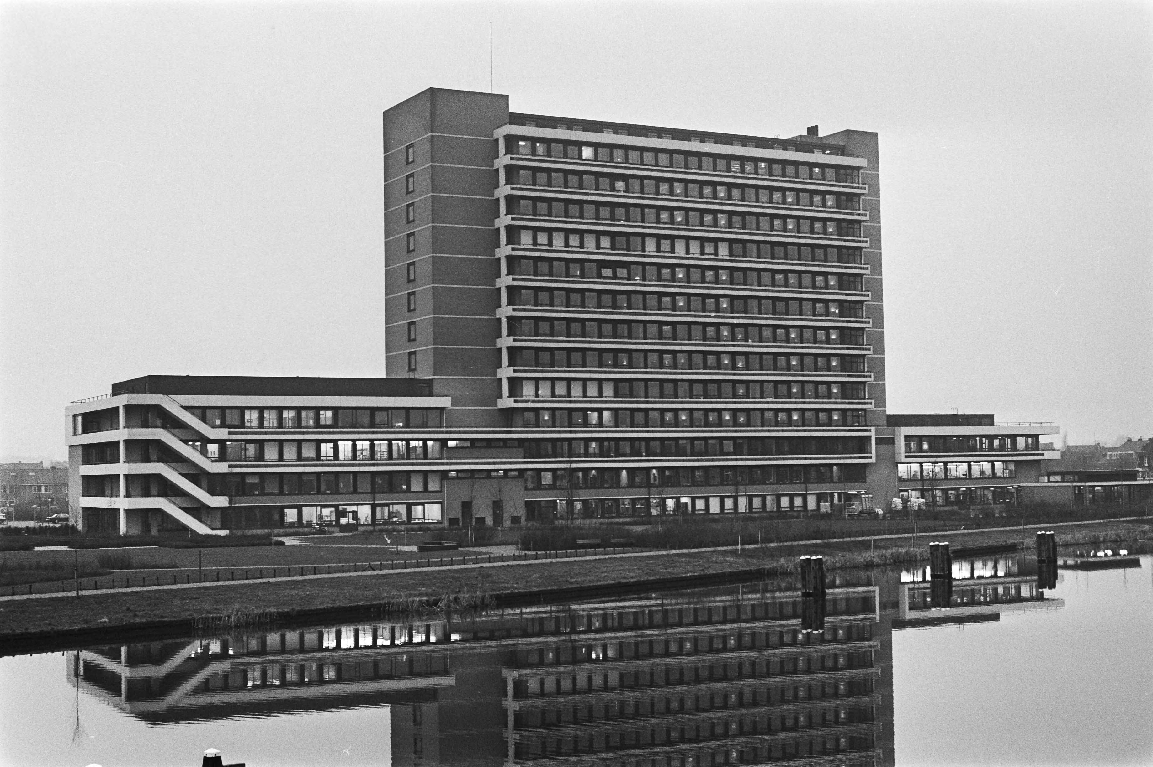 Fotocollectie Anefo — College van ziekenhuisvoorziening adviseert om in 1985 vier van de zes ziekenhuizen in Kennemerland te sluiten. Nieuwbouw van de "Mariastichting" in Haarlem — Foto: Suyk, Koen / Anefo. Licentie: Set B: Rechtenvrij / Publiek Domein. Bron: Nationaal Archief. http://hdl.handle.net/10648/ac94553e-d0b4-102d-bcf8-003048976d84