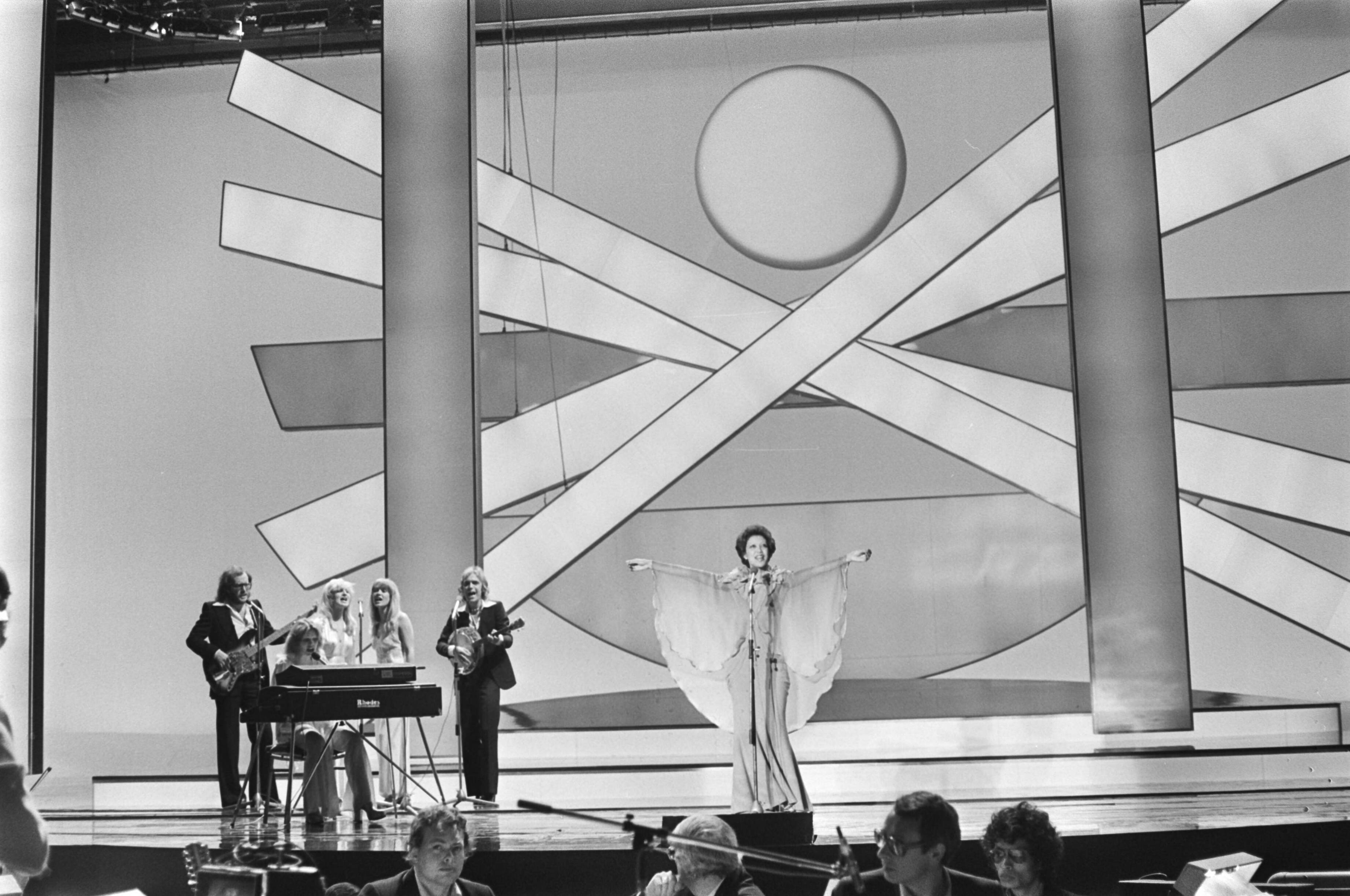 Fotocollectie Anefo — Eurovisie Songfestival 76 Den Haag ; decors tijdens het festival — Foto: Mieremet, Rob / Anefo. Licentie: Set B: Rechtenvrij / Publiek Domein. Bron: Nationaal Archief. http://hdl.handle.net/10648/ac80a9e4-d0b4-102d-bcf8-003048976d84