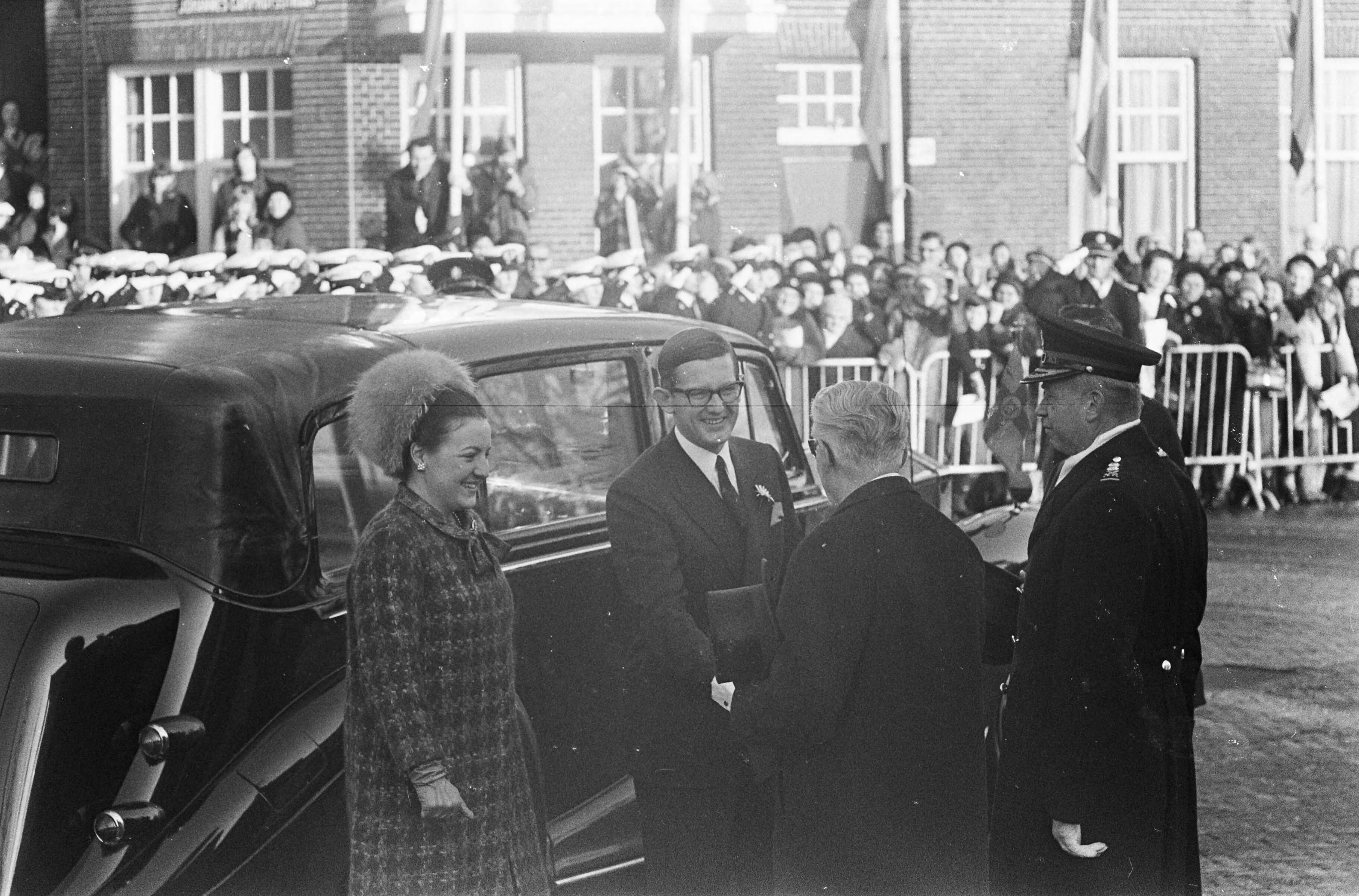 Fotocollectie Anefo — Bruidspaar in Den Haag — Foto: Koch, Eric / Anefo. Licentie: Set B: Rechtenvrij / Publiek Domein. Bron: Nationaal Archief. http://hdl.handle.net/10648/ab0b562c-d0b4-102d-bcf8-003048976d84