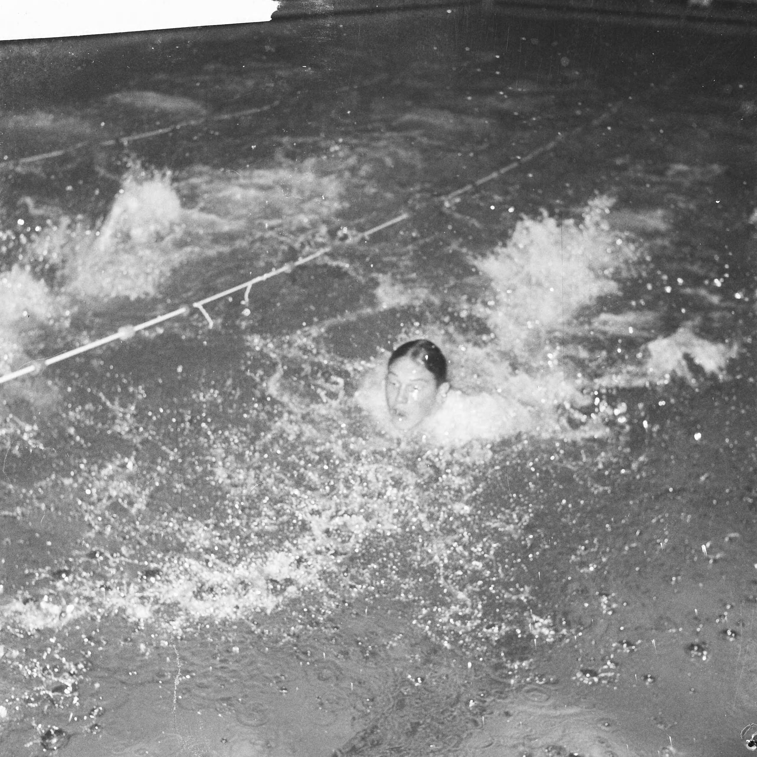 Fotocollectie Anefo — Zwemwedstrijden beste allroundzwemmers in zwembad De Mauritskade te Den Haag. Bram Leenards tijdens 50 meter vlinderslag — Foto: Nijs, Jac. de / Anefo. Licentie: Set B: Rechtenvrij / Publiek Domein. Bron: Nationaal Archief. http://hdl.handle.net/10648/a9edec0a-d0b4-102d-bcf8-003048976d84
