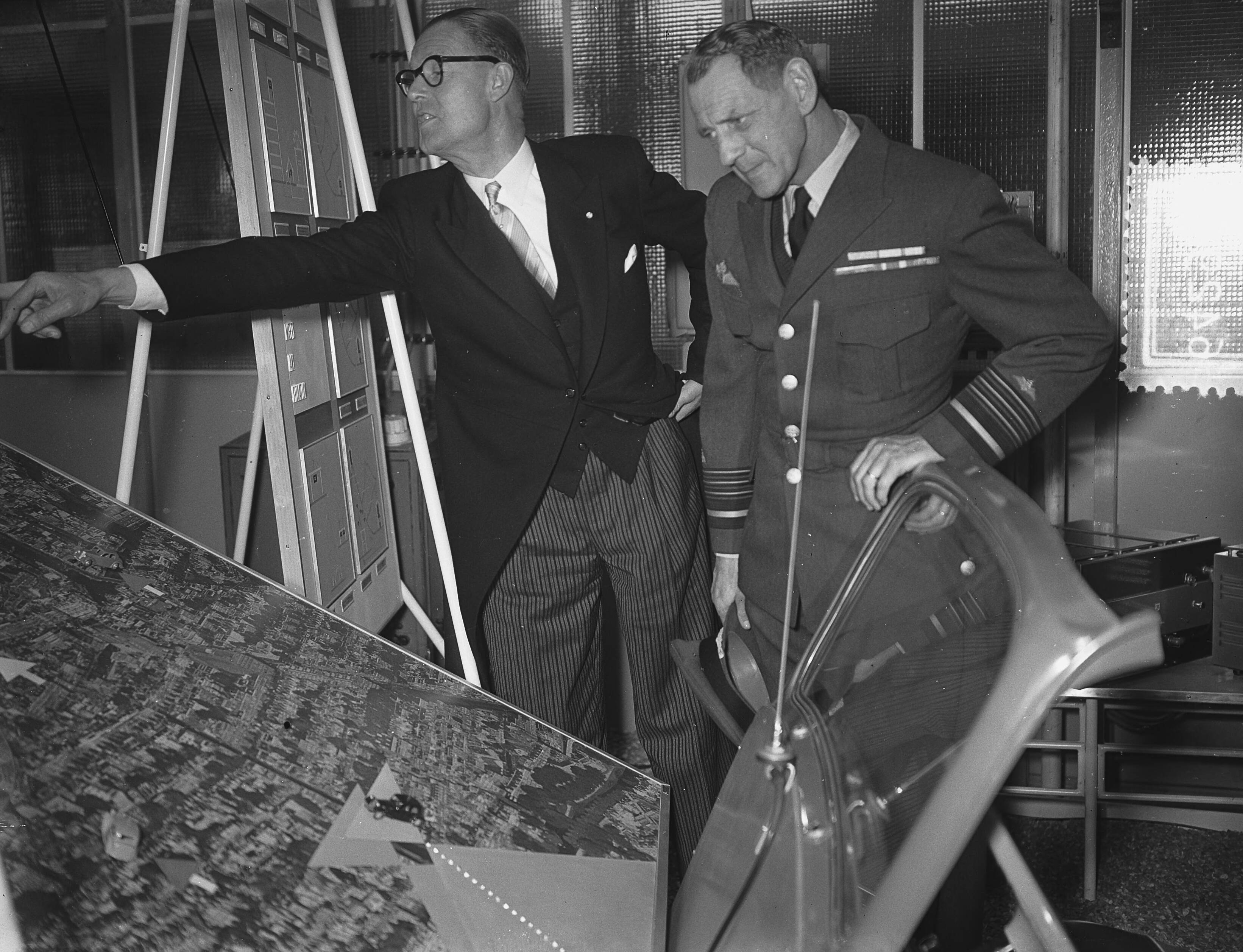 Deens staatsbezoek (1954) — Derde dag Deens staatsbezoek. Bezoek aan Philips Hilversum — Foto: Bilsen, Joop van / Anefo. Licentie: Set B: Rechtenvrij / Publiek Domein. Bron: Nationaal Archief. http://hdl.handle.net/10648/a920e908-d0b4-102d-bcf8-003048976d84