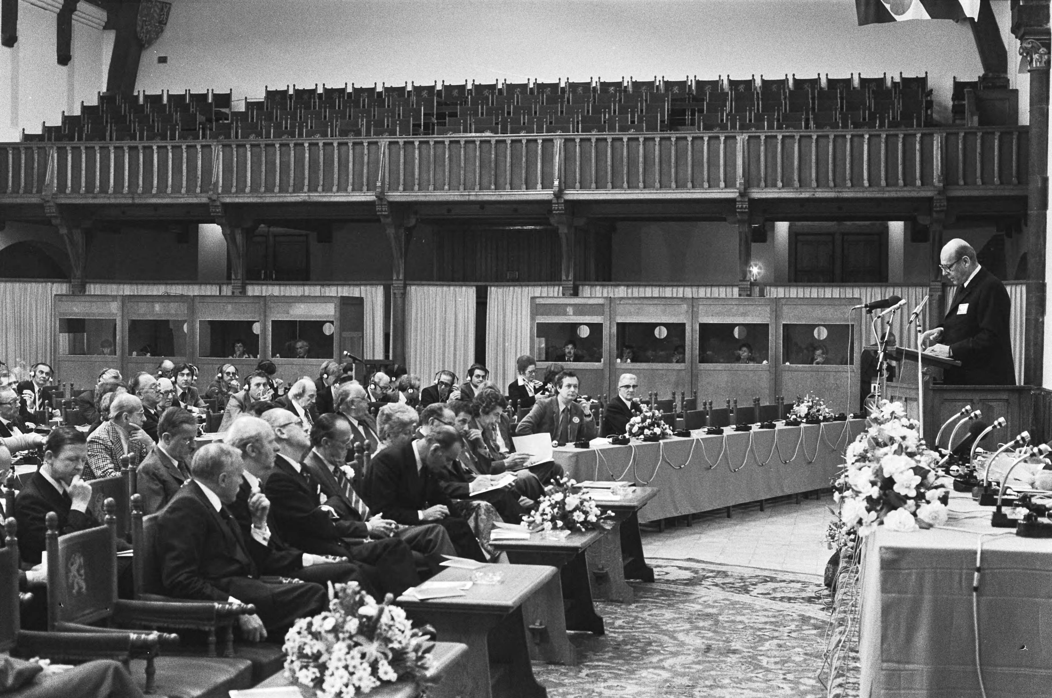 Fotocollectie Anefo — Congres Ver. Europese Journalisten in Ridderzaal, Den Haag ; overzichten tijdens congres — Foto: Verhoeff, Bert / Anefo. Licentie: Set B: Rechtenvrij / Publiek Domein. Bron: Nationaal Archief. http://hdl.handle.net/10648/acbd29b4-d0b4-102d-bcf8-003048976d84