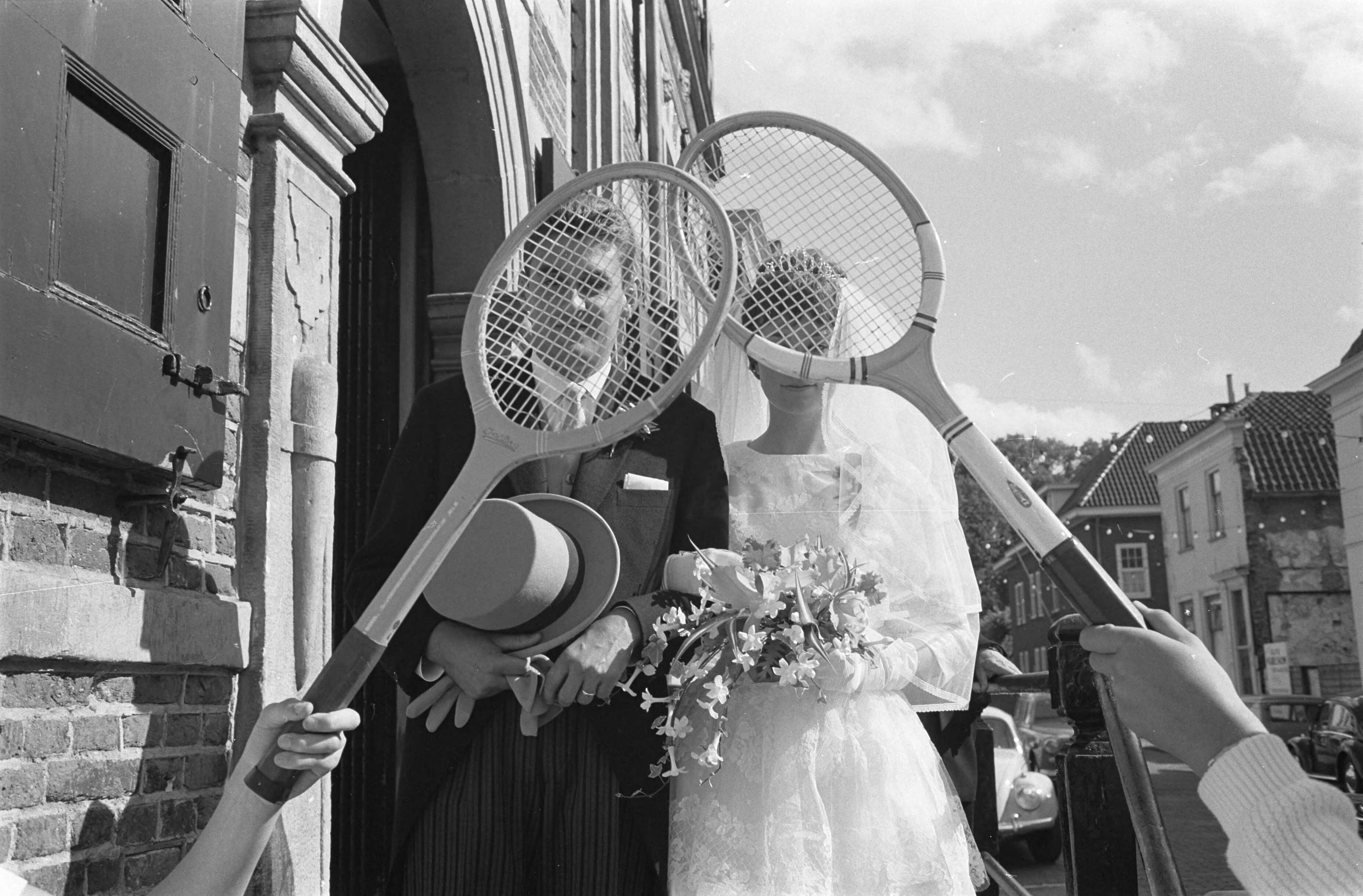 Fotocollectie Anefo — Huwelijk van tennisser Piet van Eijsden en Nel de Ruiter in Naarden — Foto: Broers, F.N. / Anefo. Licentie: Set B: Rechtenvrij / Publiek Domein. Bron: Nationaal Archief. http://hdl.handle.net/10648/aa16affa-d0b4-102d-bcf8-003048976d84