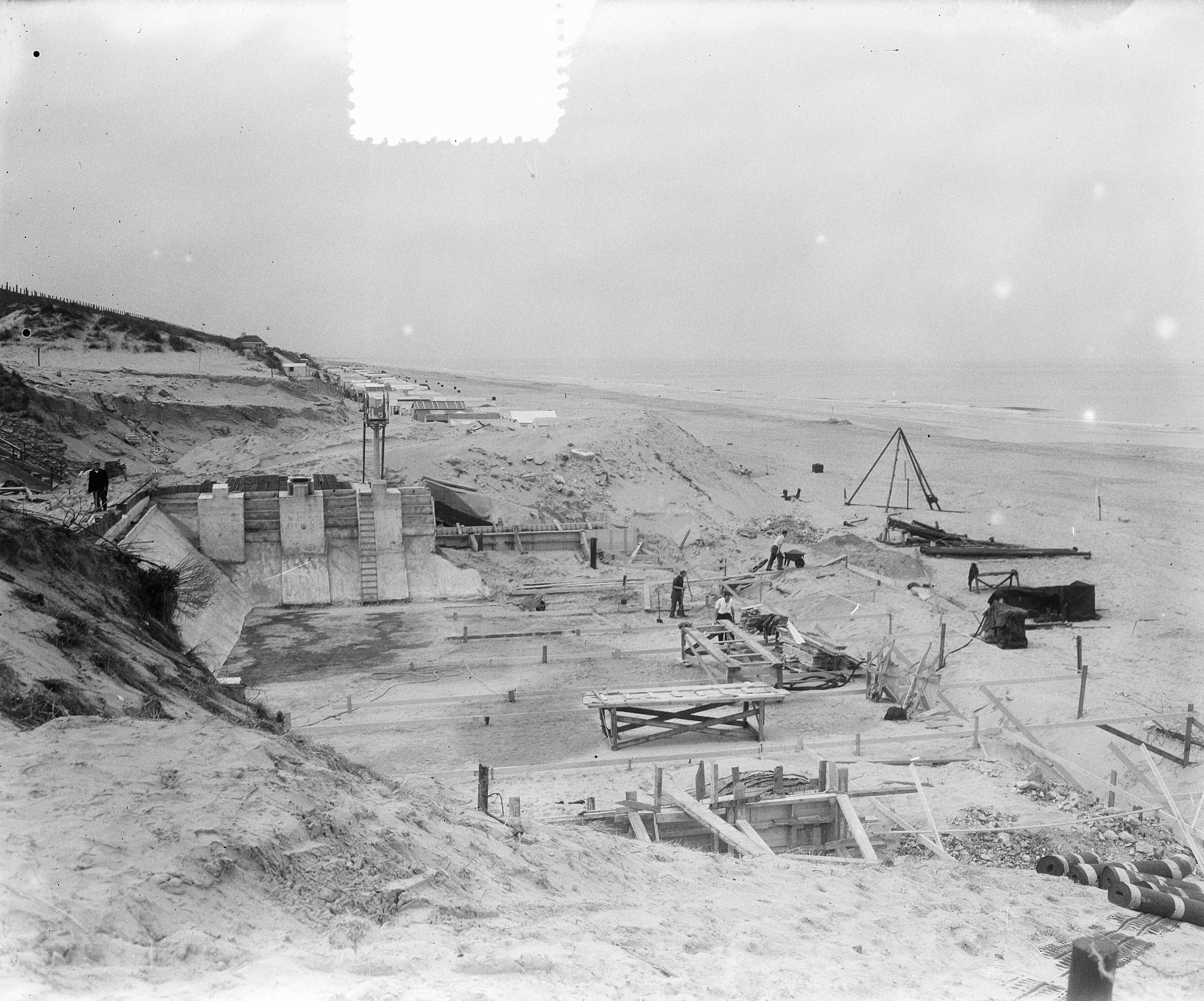 Fotocollectie Anefo — Wederopbouw Zandvoort [Riche-bad aan de Boulevard de Favauge (Noordboulevard) wordt weer in orde gebracht] — Foto: Pot, Harry / Anefo. Licentie: Set B: Rechtenvrij / Publiek Domein. Bron: Nationaal Archief. http://hdl.handle.net/10648/a90c58c6-d0b4-102d-bcf8-003048976d84