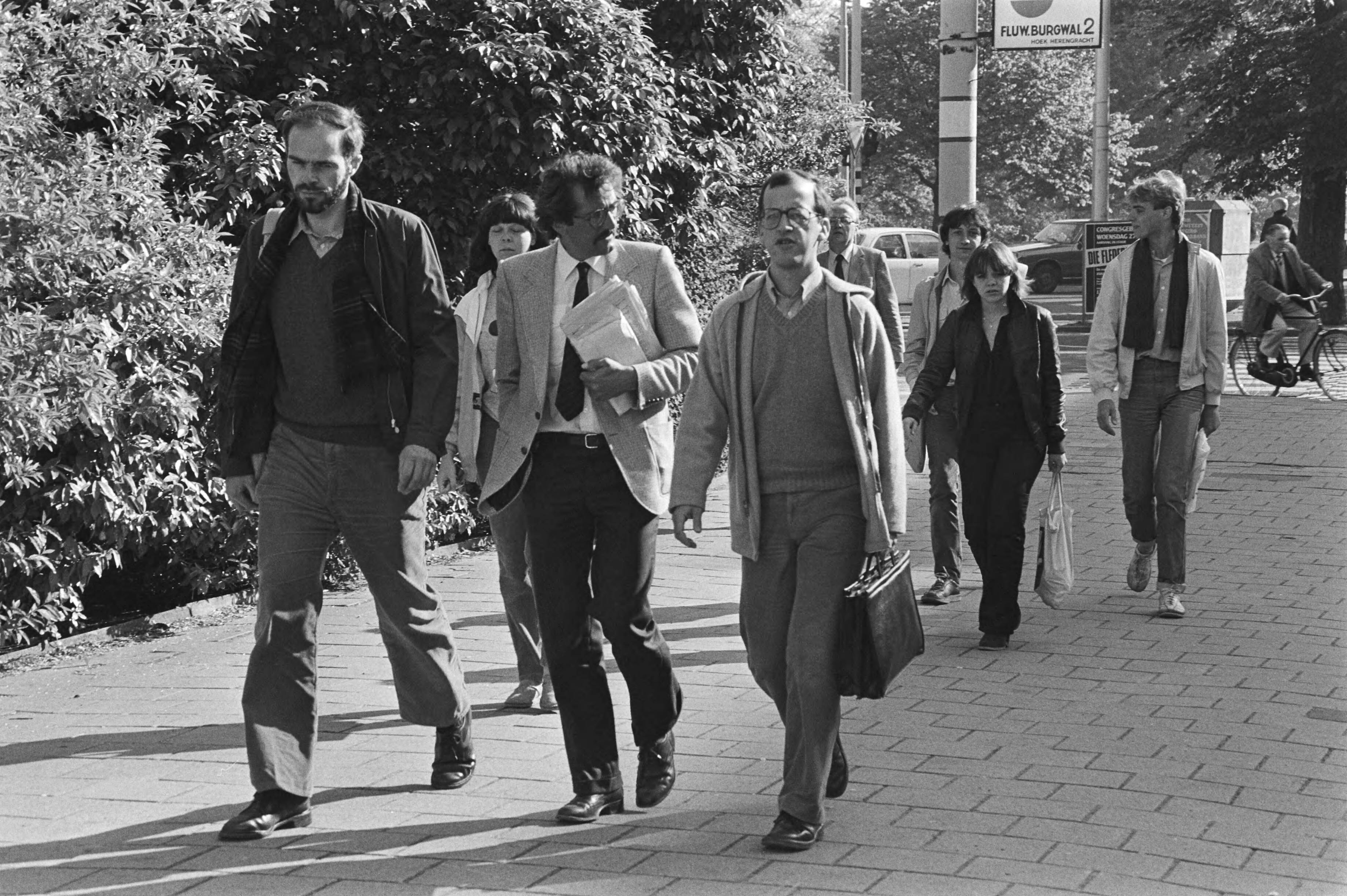 Fotocollectie Anefo — Staking HTM in Den Haag duurt voort, wandelende mensen door Den Haag en over de trambaan — Foto: Dijk, Hans van / Anefo. Licentie: Set B: Rechtenvrij / Publiek Domein. Bron: Nationaal Archief. http://hdl.handle.net/10648/acfbef00-d0b4-102d-bcf8-003048976d84