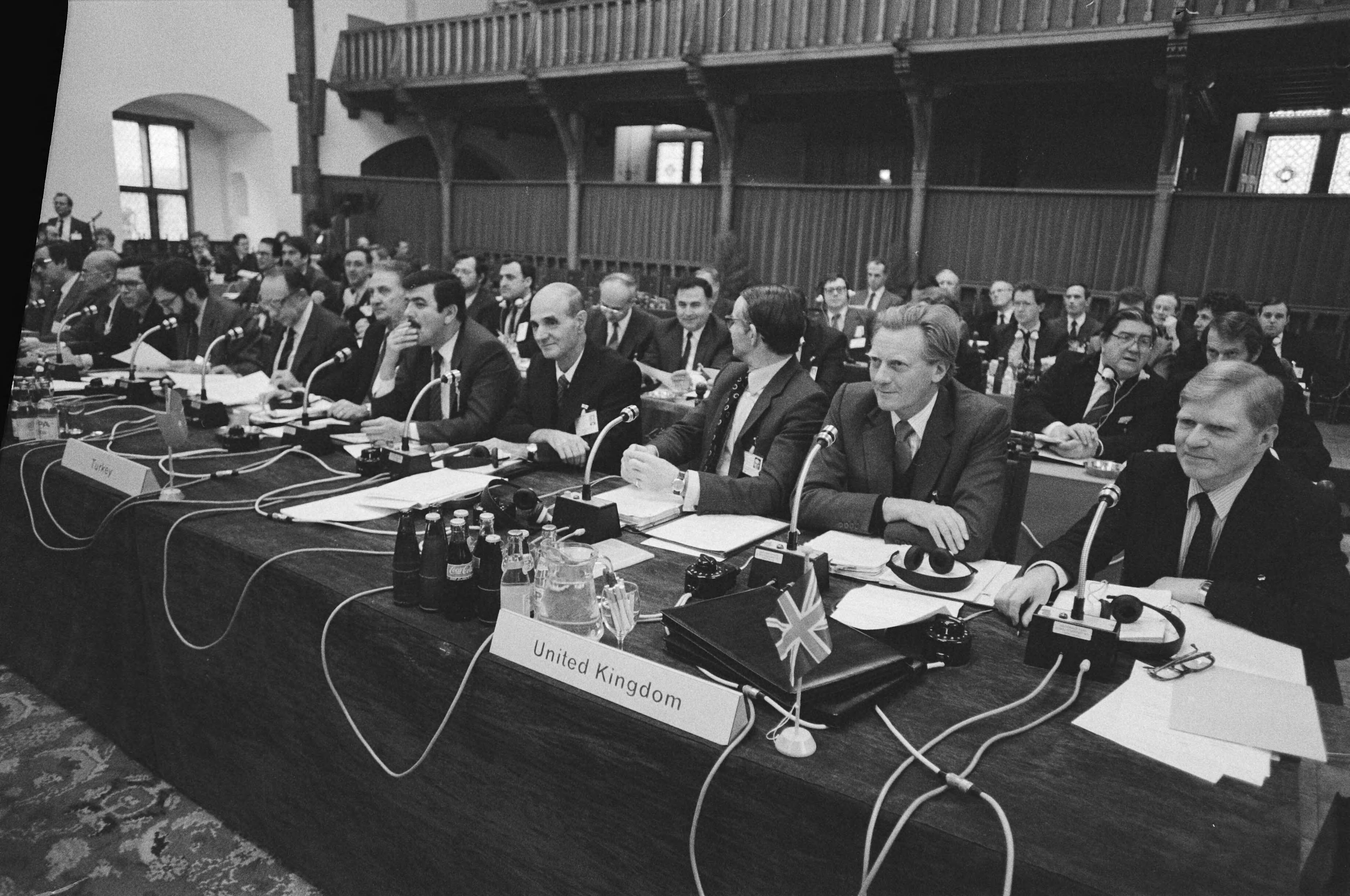 Fotocollectie Anefo — Vergadering van de IEPG in Den Haag het samenwerkingsverband van minister en staatssecr. van Defensie van Europese NAVO landen — Foto: Bogaerts, Rob / Anefo. Licentie: Set B: Rechtenvrij / Publiek Domein. Bron: Nationaal Archief. http://hdl.handle.net/10648/ad402440-d0b4-102d-bcf8-003048976d84
