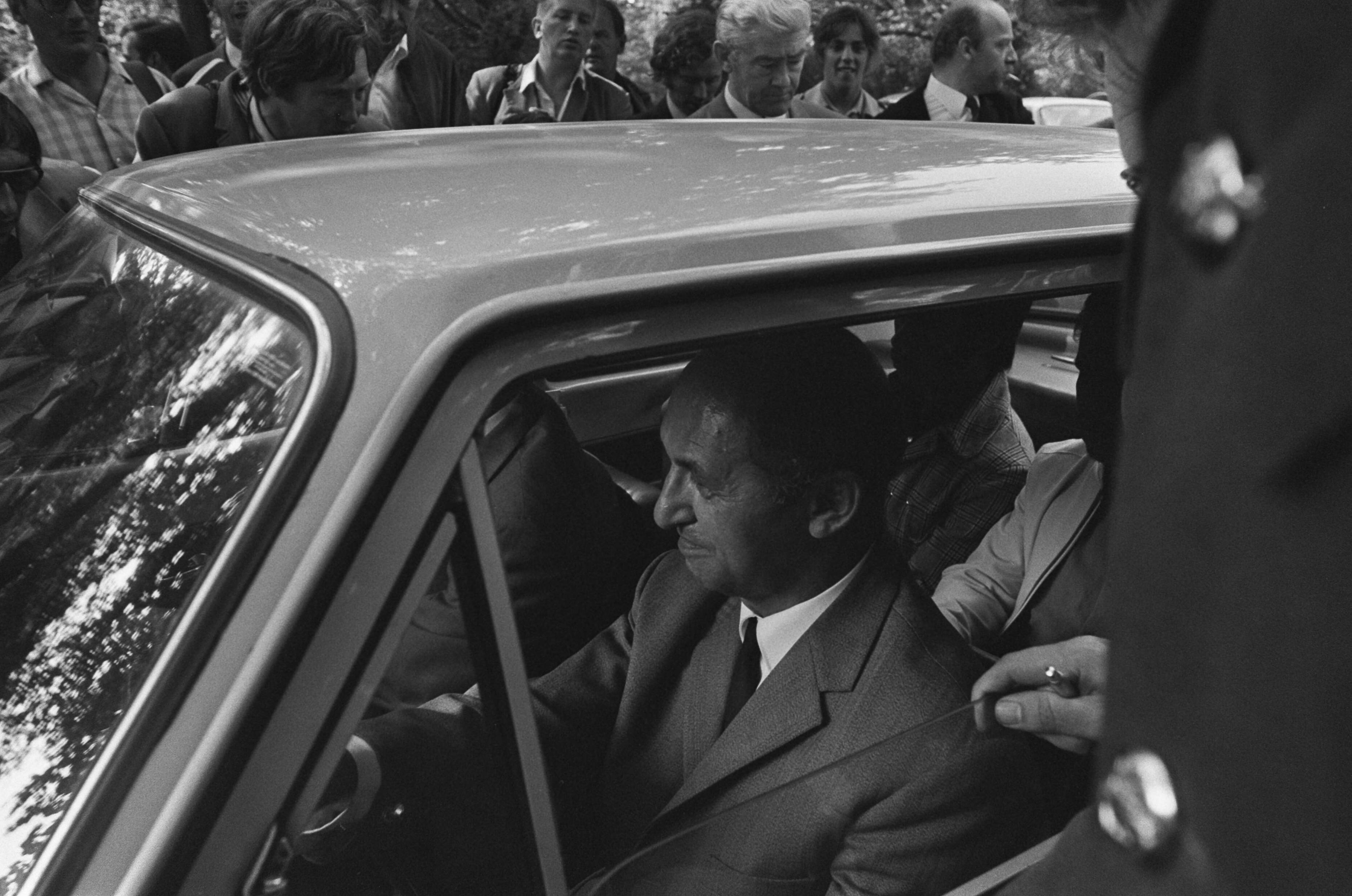 Fotocollectie Anefo — Ambonezen bezetten woning van Indonesische Ambassadeur, Wassenaar — Foto: Evers, Joost / Anefo. Licentie: Set B: Rechtenvrij / Publiek Domein. Bron: Nationaal Archief. http://hdl.handle.net/10648/aba179b8-d0b4-102d-bcf8-003048976d84
