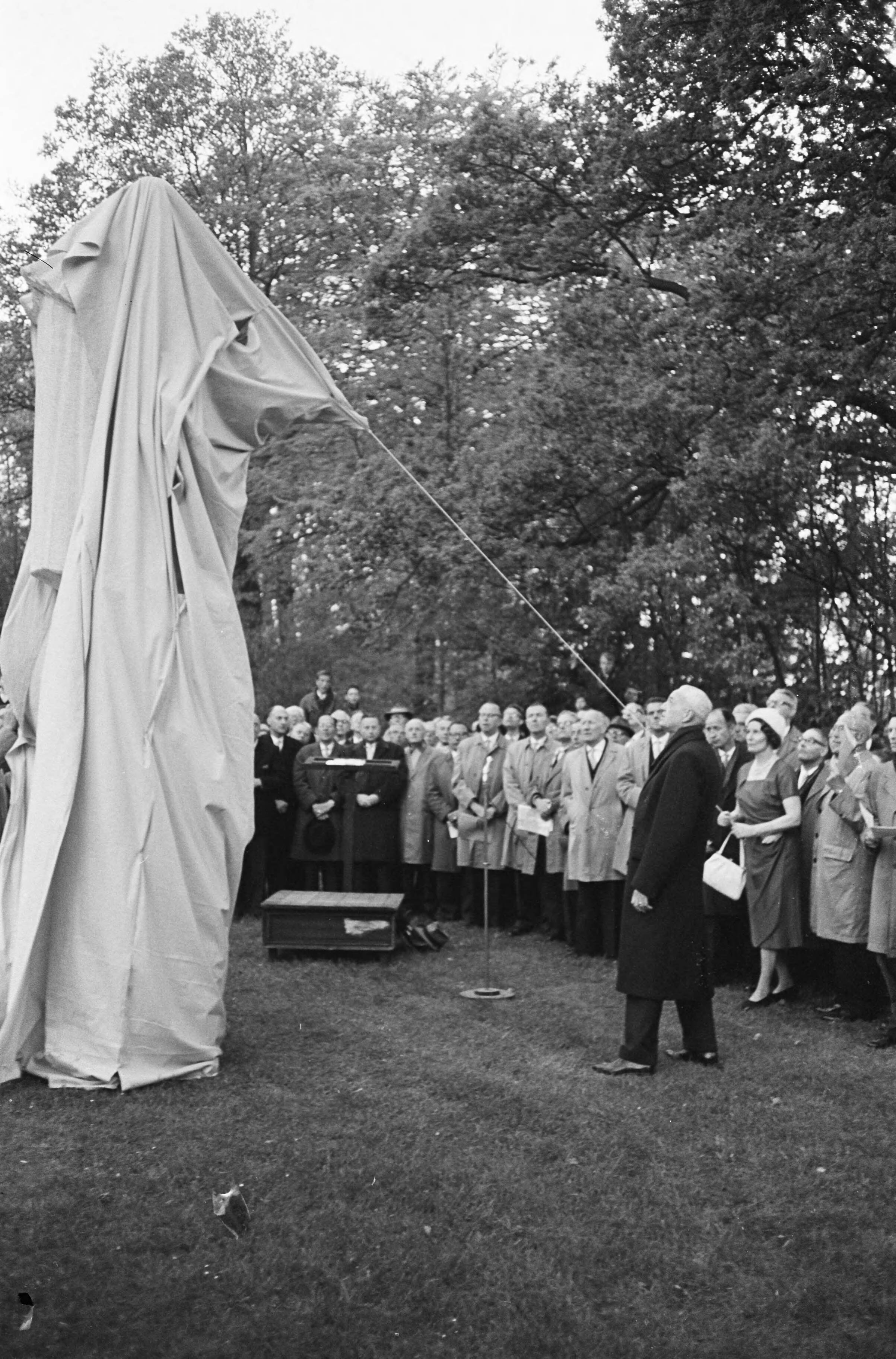 Fotocollectie Anefo — Hildebrandmonument onthuld in de Haarlemmerhout te Haarlem. Mej. G.M. Beets uit Amsterdam, achterkleindochter van de schrijver onthult het beeld van Hildebrand (Nicolaas Beets) — Foto: Pot, Harry / Anefo. Licentie: Set B: Rechtenvrij / Publiek Domein. Bron: Nationaal Archief. http://hdl.handle.net/10648/aa0aee4a-d0b4-102d-bcf8-003048976d84