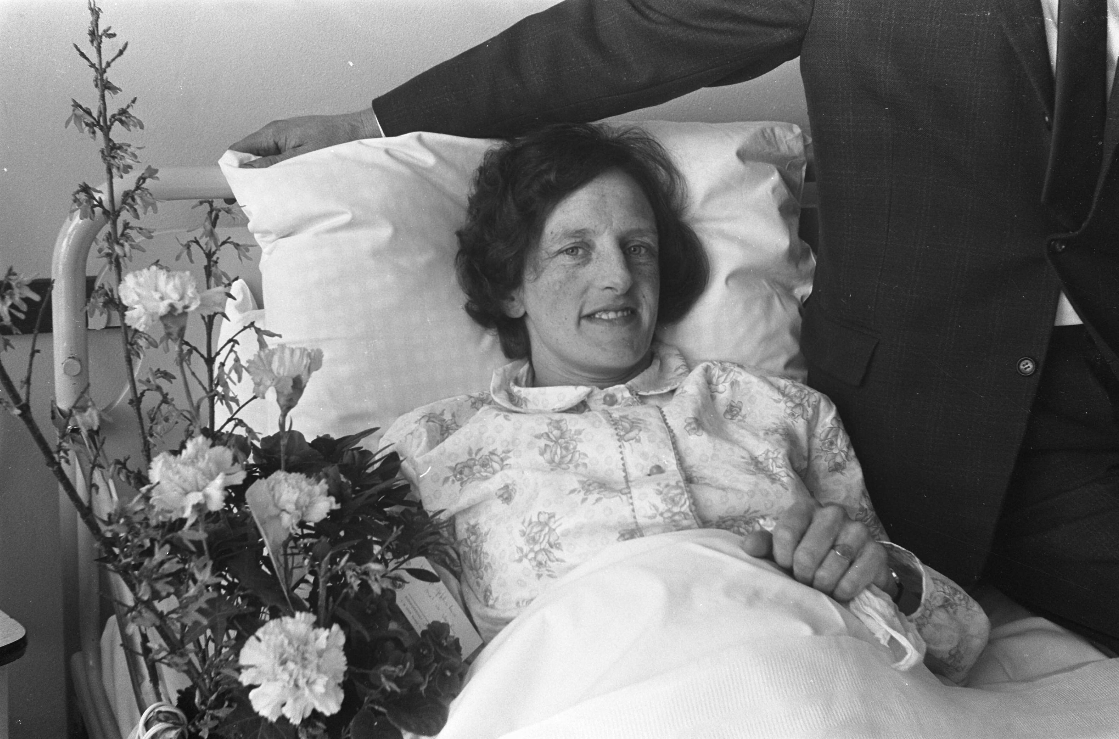 Fotocollectie Anefo — Mevrouw Verheul van Os uit Bodegraven heeft vierling gekregen mevrouw Verheul — Foto: Evers, Joost / Anefo. Licentie: Set B: Rechtenvrij / Publiek Domein. Bron: Nationaal Archief. http://hdl.handle.net/10648/ab614988-d0b4-102d-bcf8-003048976d84