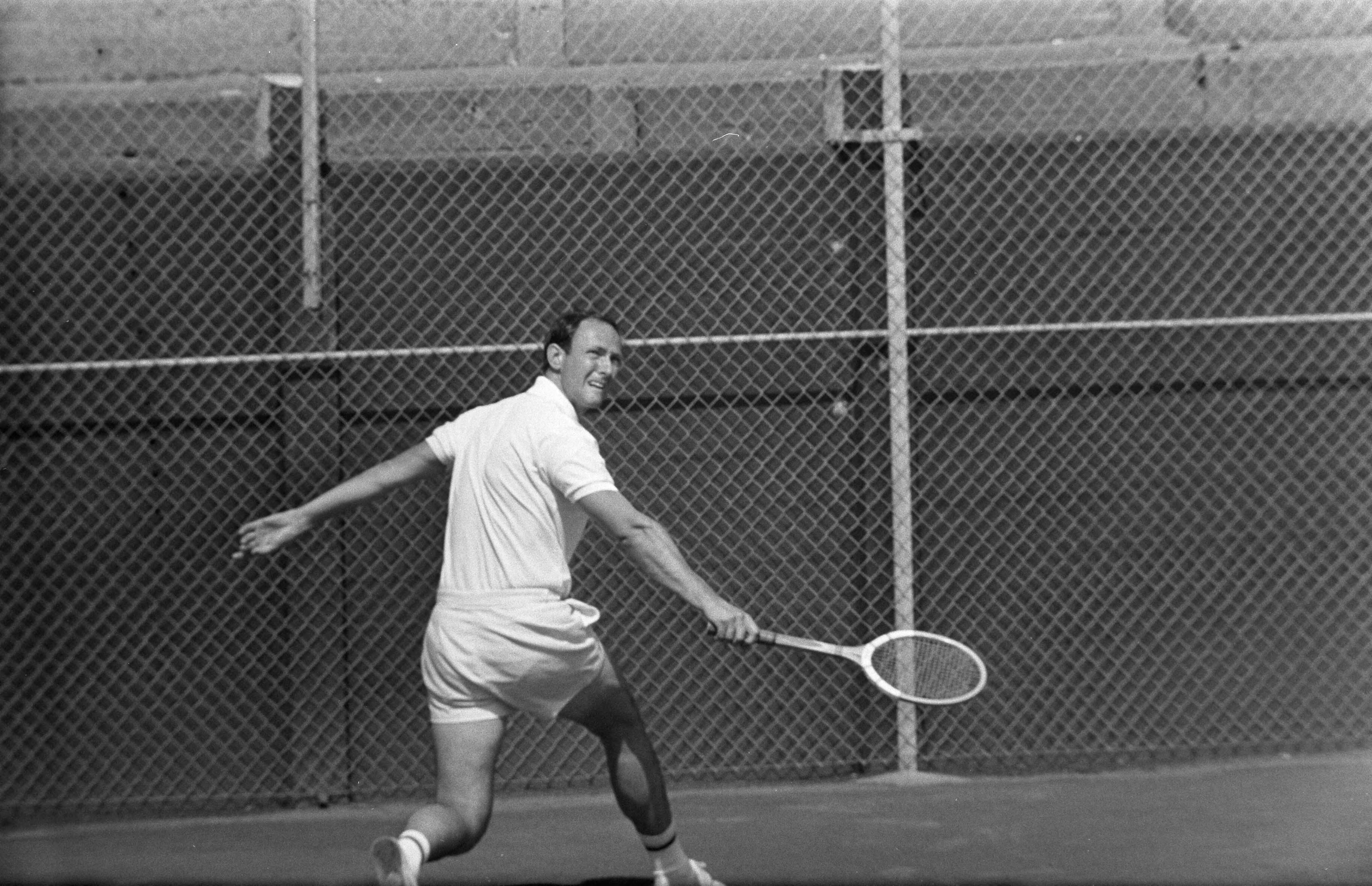 Fotocollectie Anefo — Nationale tenniskampioenschappen op Mets-banen te Scheveningen: P. Veentjer aktie — Foto: Koch, Eric / Anefo. Licentie: Set B: Rechtenvrij / Publiek Domein. Bron: Nationaal Archief. http://hdl.handle.net/10648/ab75c87c-d0b4-102d-bcf8-003048976d84