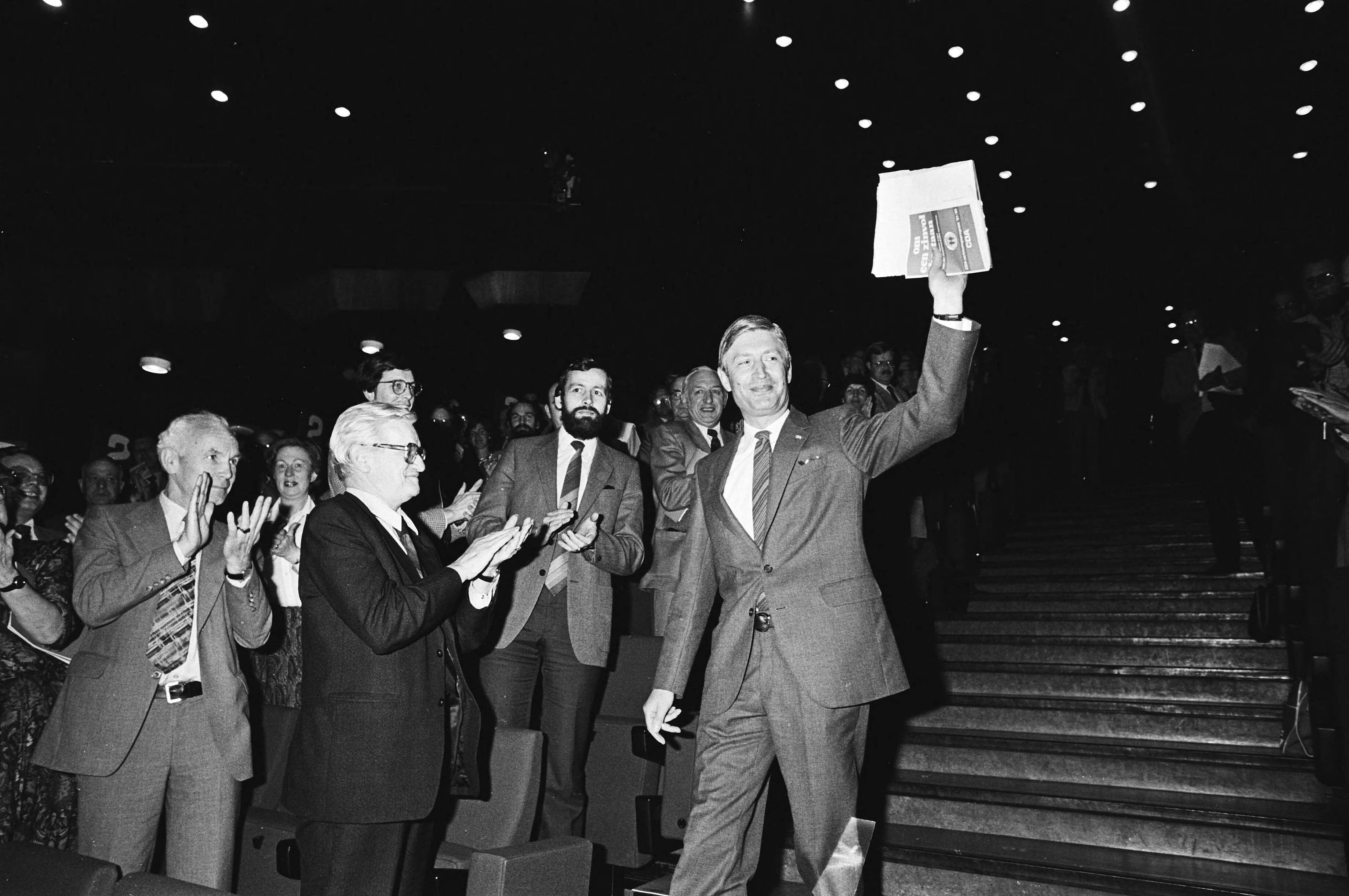 Fotocollectie Anefo — CDA-bijeenkomst in Jaarbeurs congrescentrum te Utrecht, begin verkiezingscampagne, Premier Van Agt tijdens de bijeenkomst — Foto: Dijk, Hans van / Anefo. Licentie: Set B: Rechtenvrij / Publiek Domein. Bron: Nationaal Archief. http://hdl.handle.net/10648/acf947aa-d0b4-102d-bcf8-003048976d84