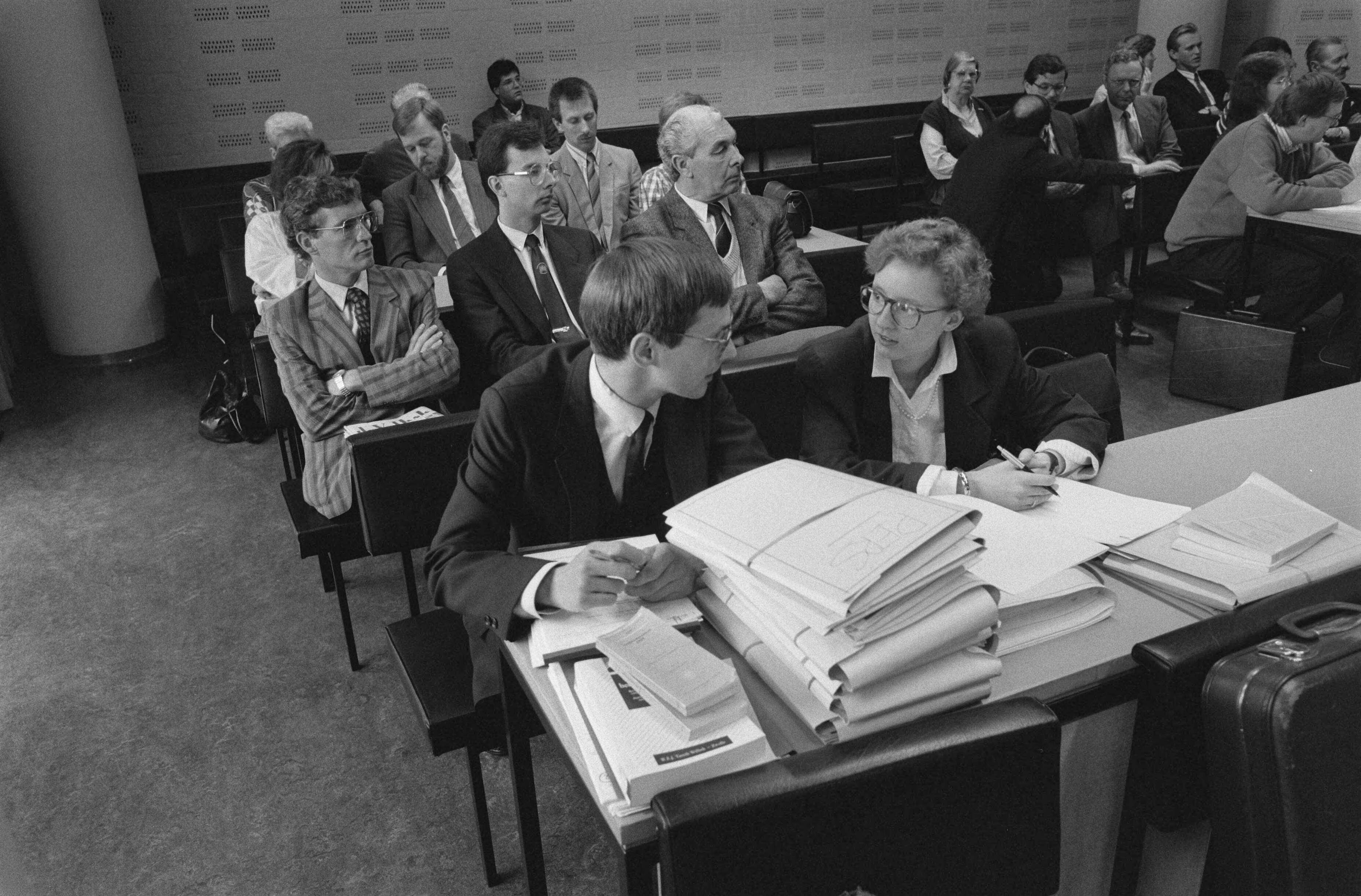 Fotocollectie Anefo — Kort geding in Den Haag door het personeel van Nederlandse ambassades en consulaten tegen minister van den Broek tegen kortingen in vergoedingen — Foto: Bogaerts, Rob / Anefo. Licentie: Set B: Rechtenvrij / Publiek Domein. Bron: Nationaal Archief. http://hdl.handle.net/10648/ad723548-d0b4-102d-bcf8-003048976d84