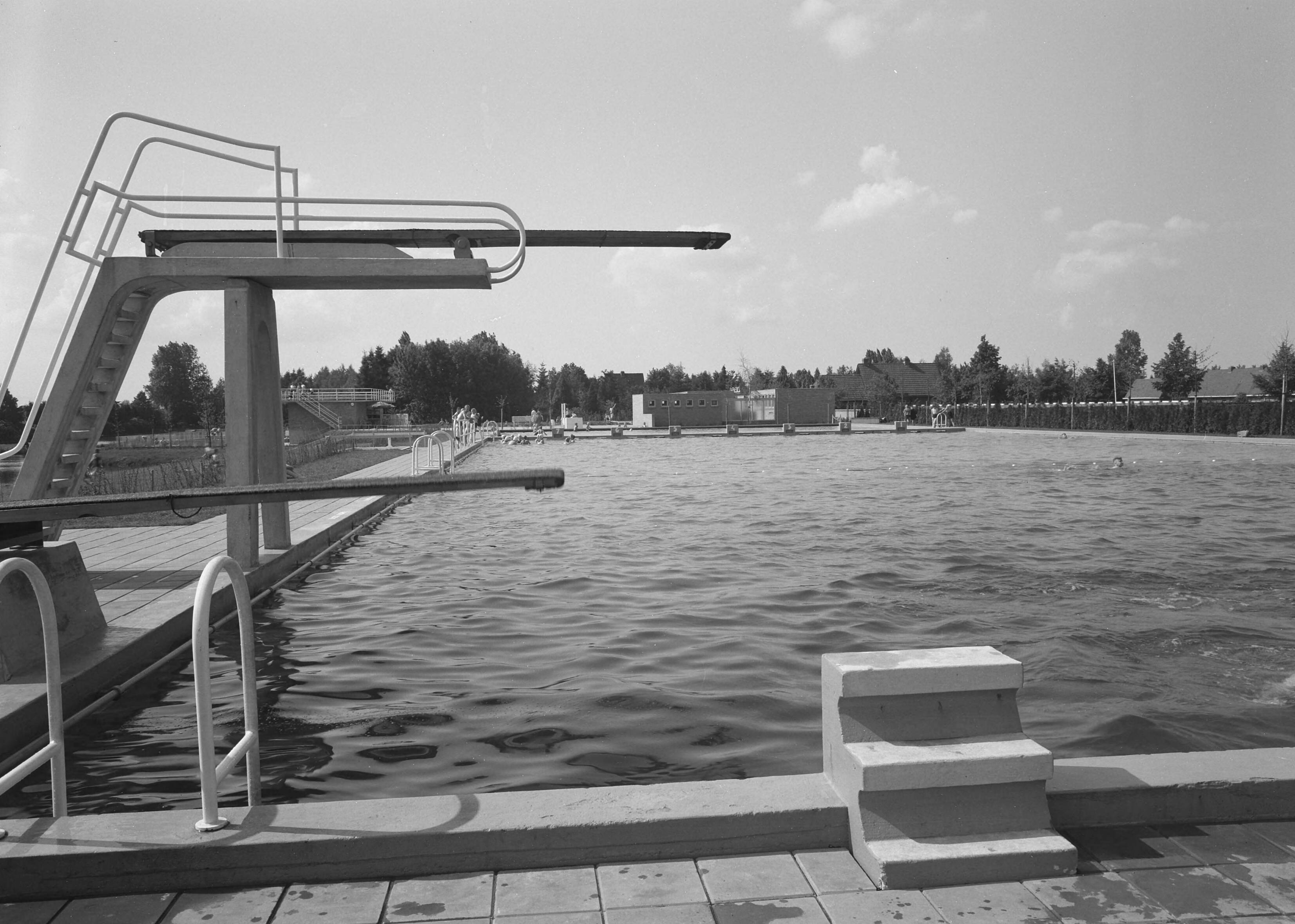 Fotocollectie Nederlandse Heidemaatschappij — Zwembad Stadskanaal — Foto: Nijhof, [...] / Heidemij. Licentie: Set B: Rechtenvrij / Publiek Domein. Bron: Nationaal Archief. http://hdl.handle.net/10648/ae785b70-d0b4-102d-bcf8-003048976d84