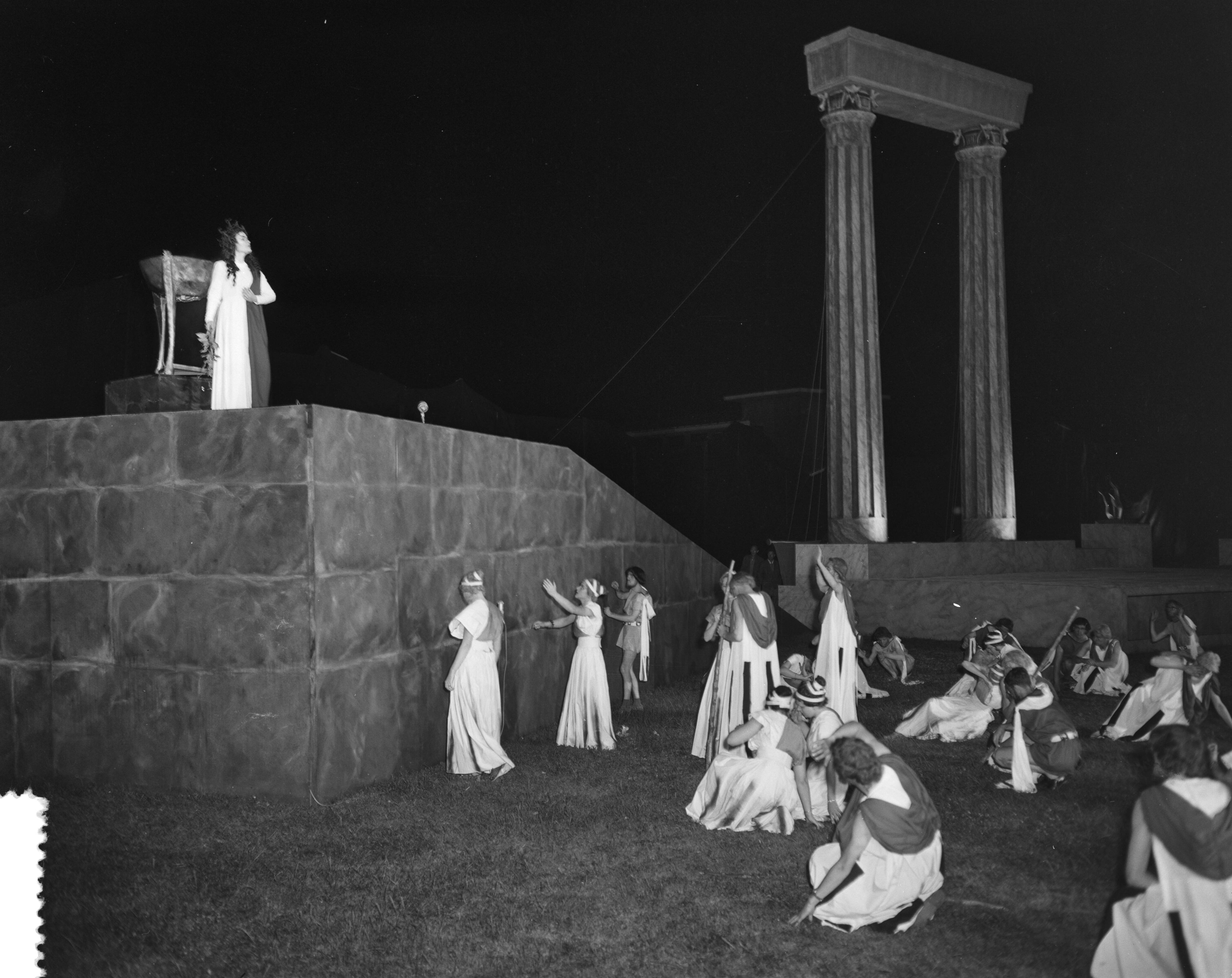 Lustrum USC Utrecht (1956) — Generale repetitie het lustrumspel "Xerxes" van het USC — Foto: Bilsen, Joop van / Anefo. Licentie: Set B: Rechtenvrij / Publiek Domein. Bron: Nationaal Archief. http://hdl.handle.net/10648/a94b08c8-d0b4-102d-bcf8-003048976d84