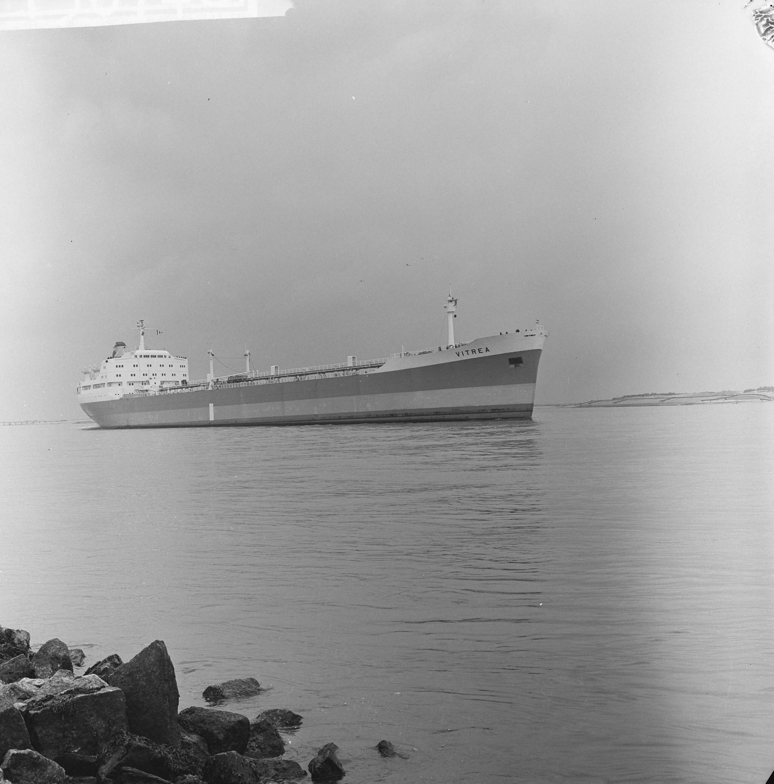 Fotocollectie Anefo — Shell tankers Rotterdam. Tanker "Vitrea" (Opdracht Vaderland Den Haag) — Foto: Koch, Eric / Anefo. Licentie: Set B: Rechtenvrij / Publiek Domein. Bron: Nationaal Archief. http://hdl.handle.net/10648/a9fe9b72-d0b4-102d-bcf8-003048976d84