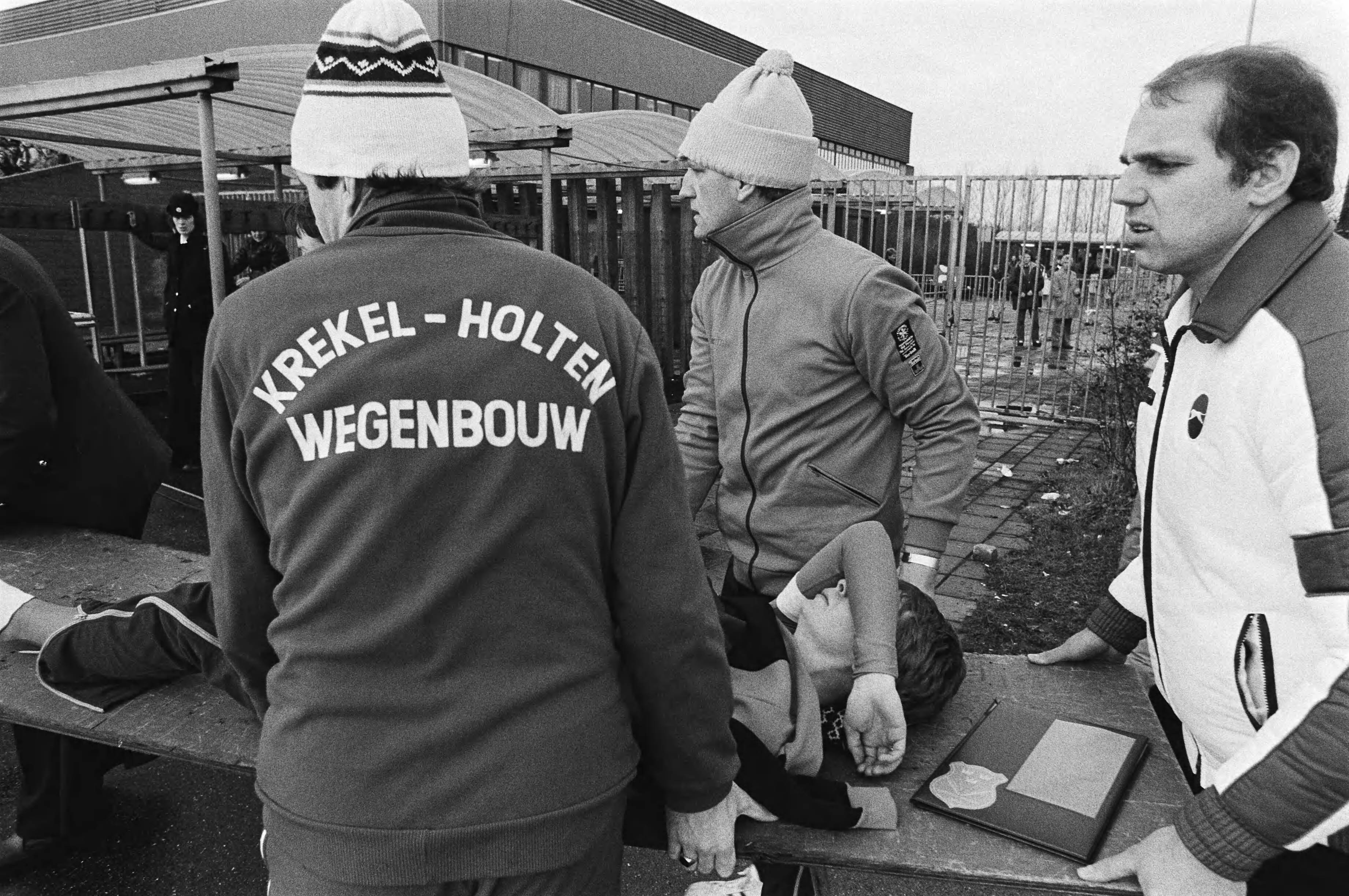 Fotocollectie Anefo — Nederlandse kampioenschappen schaatsen dames allround in Den Haag. Haitske Valentijn-Pijlman na haar val op de 1000 meter. — Foto: Suyk, Koen / Anefo. Licentie: Set B: Rechtenvrij / Publiek Domein. Bron: Nationaal Archief. http://hdl.handle.net/10648/acd7a762-d0b4-102d-bcf8-003048976d84