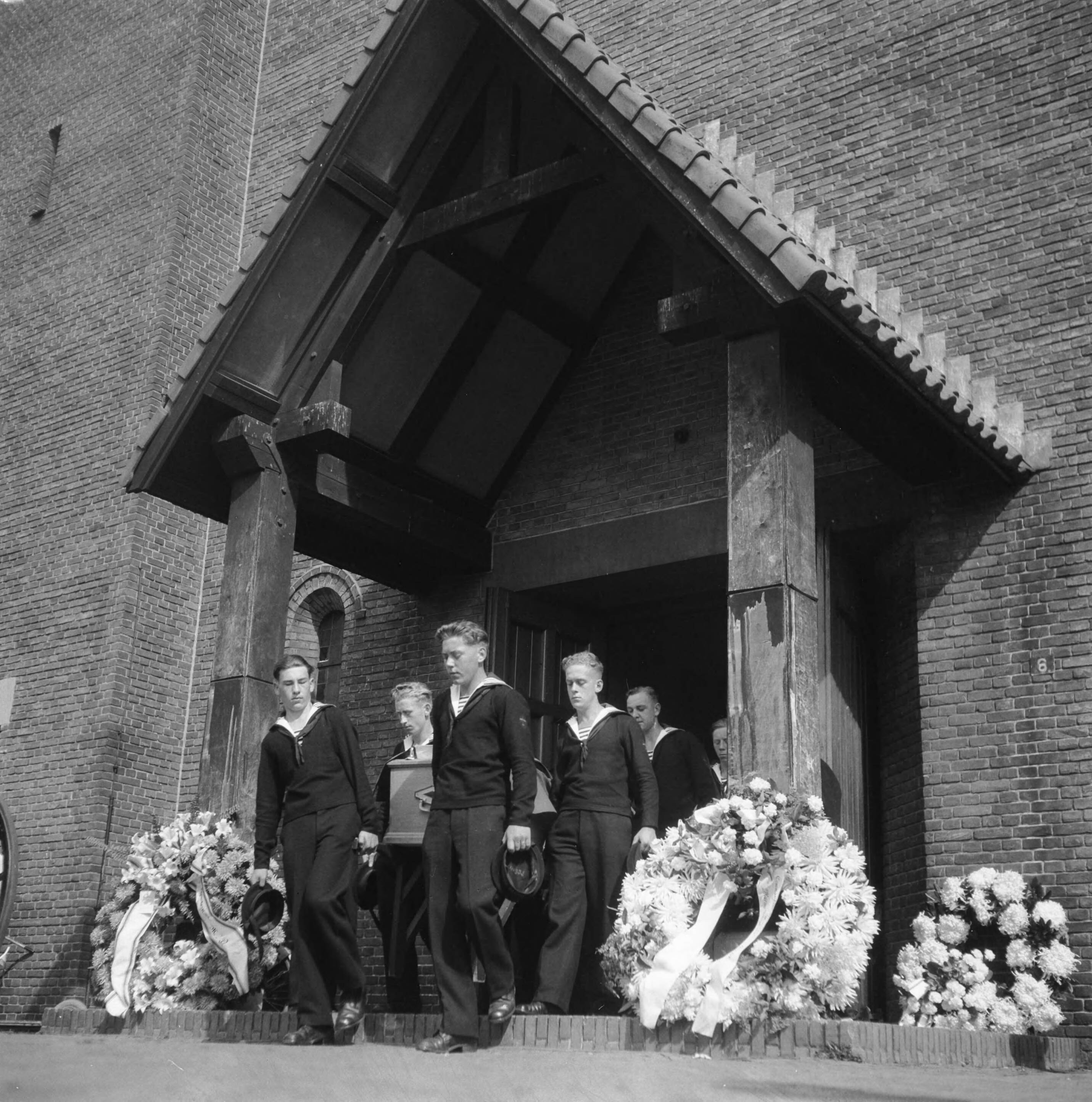 Fotocollectie Anefo — Begrafenis Adelborst-vlieger Meulenberg Marvo Utrecht — Foto: Noske, J.D. / Anefo. Licentie: Set B: Rechtenvrij / Publiek Domein. Bron: Nationaal Archief. http://hdl.handle.net/10648/a8bc1046-d0b4-102d-bcf8-003048976d84