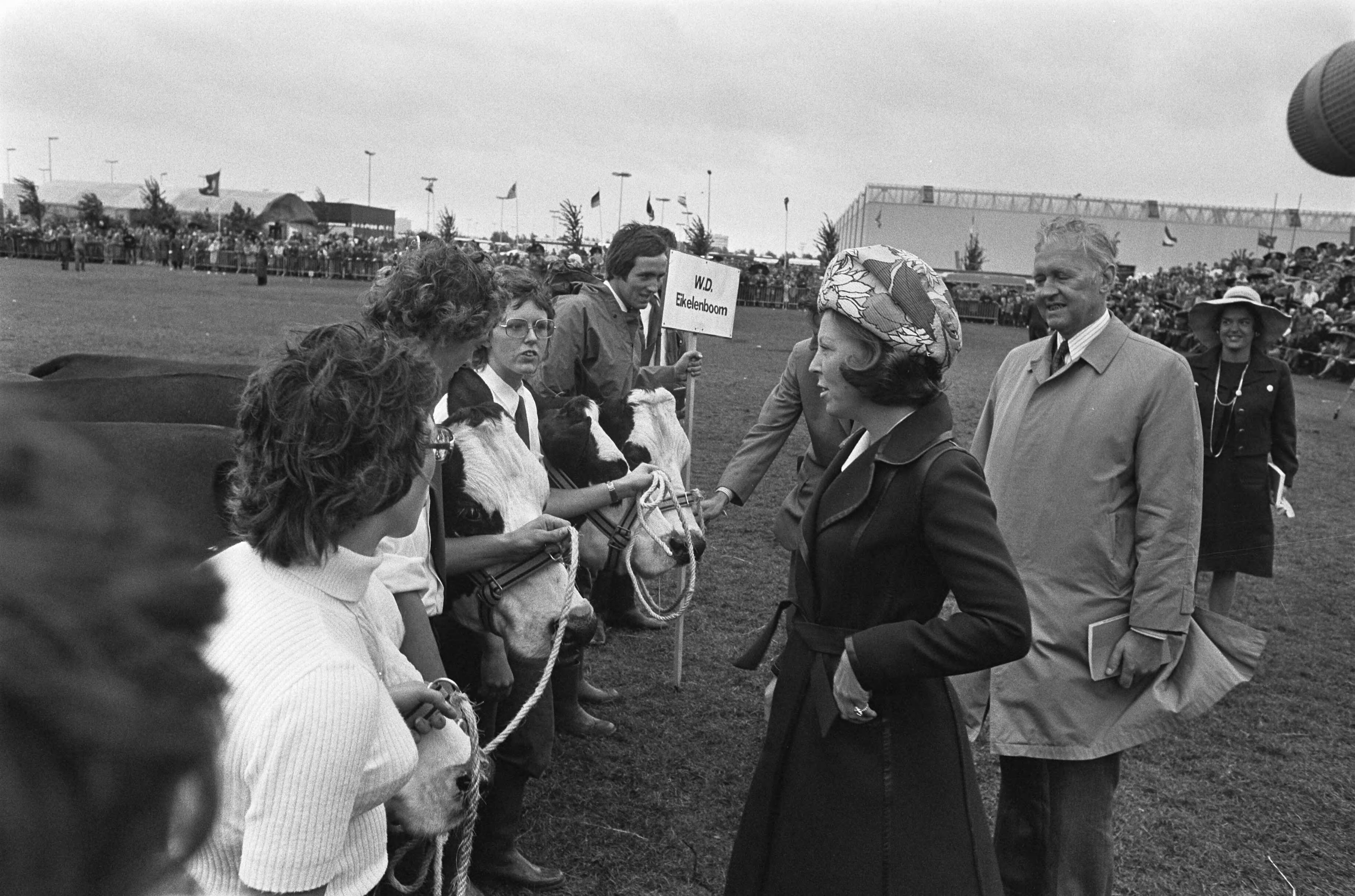 Fotocollectie Anefo — Prinses Beatrix en Prins Claus bij viering 100-jarig bestaan "Het Nederlandse Rundvee Stamboek" in Utrecht; Prinses Beatrix — Foto: Verhoeff, Bert / Anefo. Licentie: Set B: Rechtenvrij / Publiek Domein. Bron: Nationaal Archief. http://hdl.handle.net/10648/ac54ae16-d0b4-102d-bcf8-003048976d84
