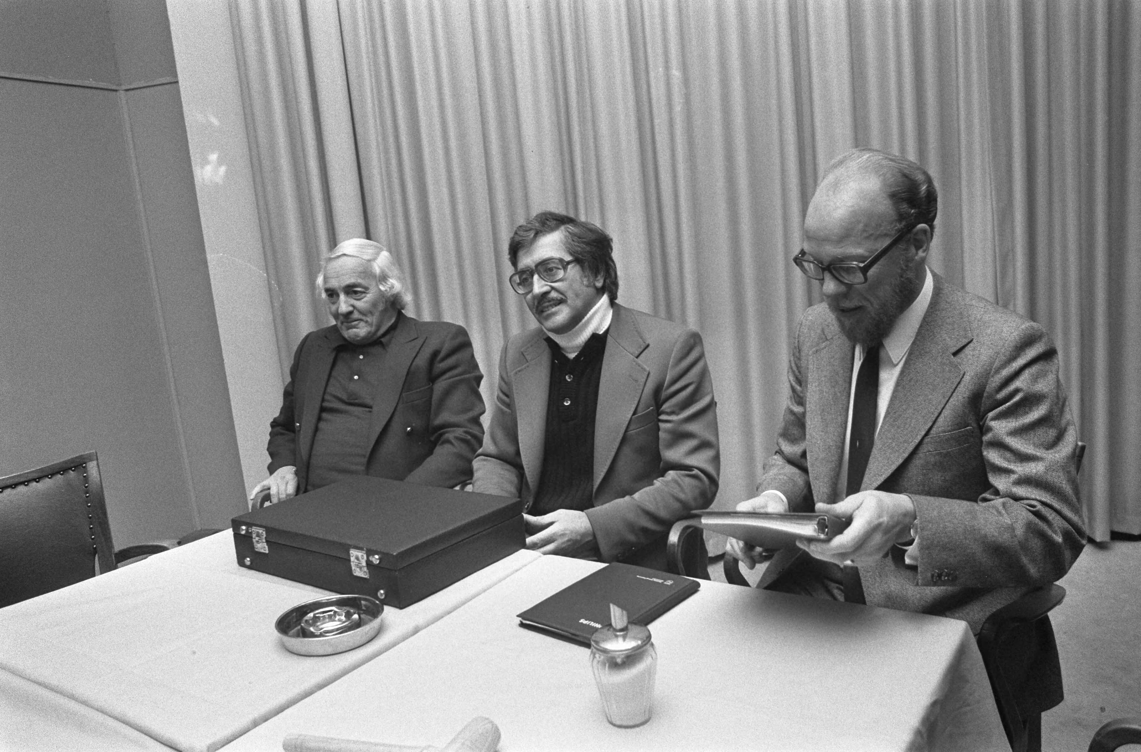 Spelers van Nederlands elftal vergaderen in Utrecht — V.l.n.r. Cor Coster, Karel Jansen en Roel Wiersma — Foto: Fotograaf Onbekend / Anefo. Licentie: Set B: Rechtenvrij / Publiek Domein. Bron: Nationaal Archief. http://hdl.handle.net/10648/ac40303a-d0b4-102d-bcf8-003048976d84