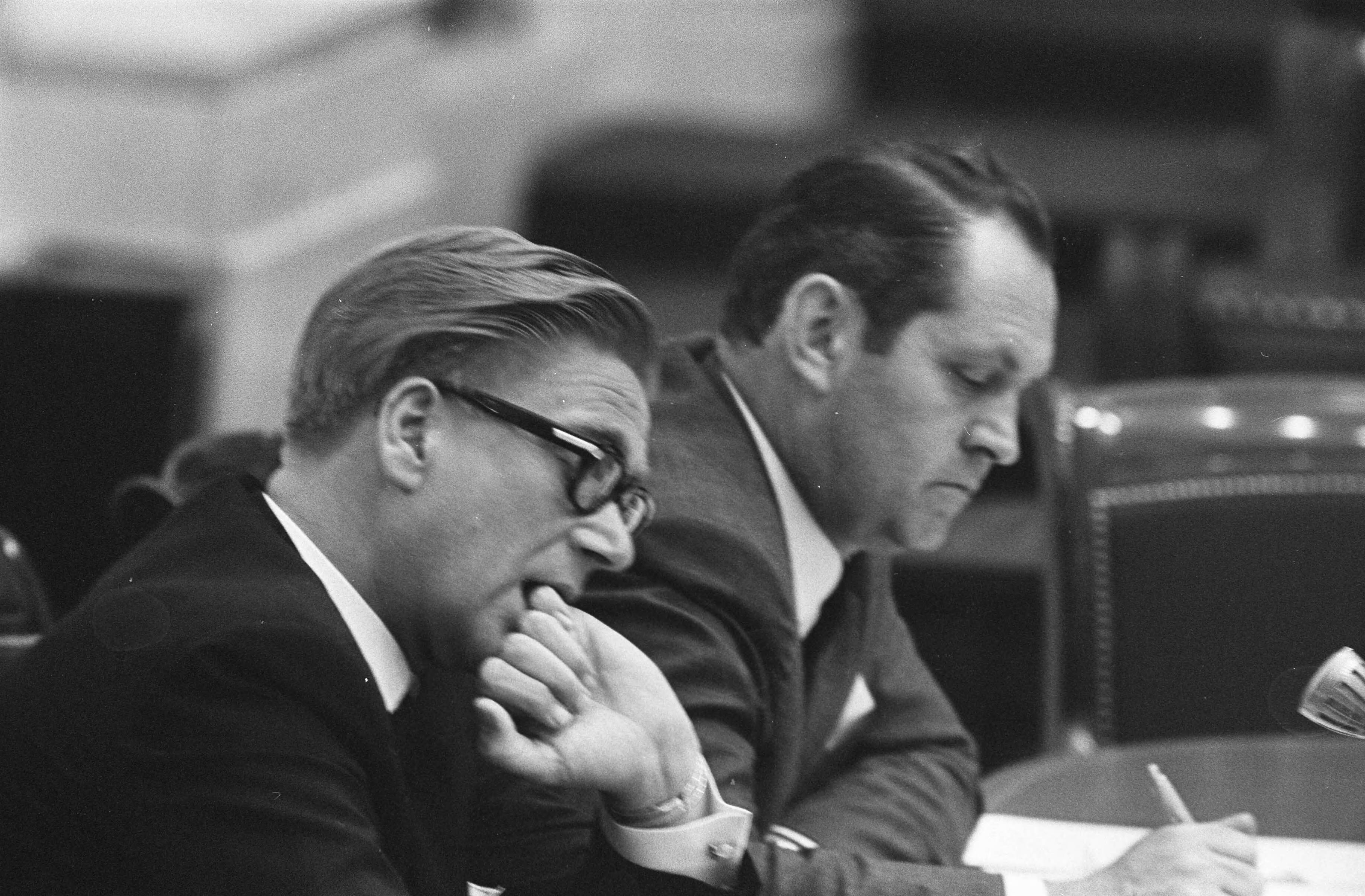 Fotocollectie Anefo — Tweede Kamer behandtelt Nota Veringa over Universiteit Den Haag ; links minister Veringa en rechts minister Lardenois — Foto: Koch, Eric / Anefo. Licentie: Set B: Rechtenvrij / Publiek Domein. Bron: Nationaal Archief. http://hdl.handle.net/10648/aba4517e-d0b4-102d-bcf8-003048976d84