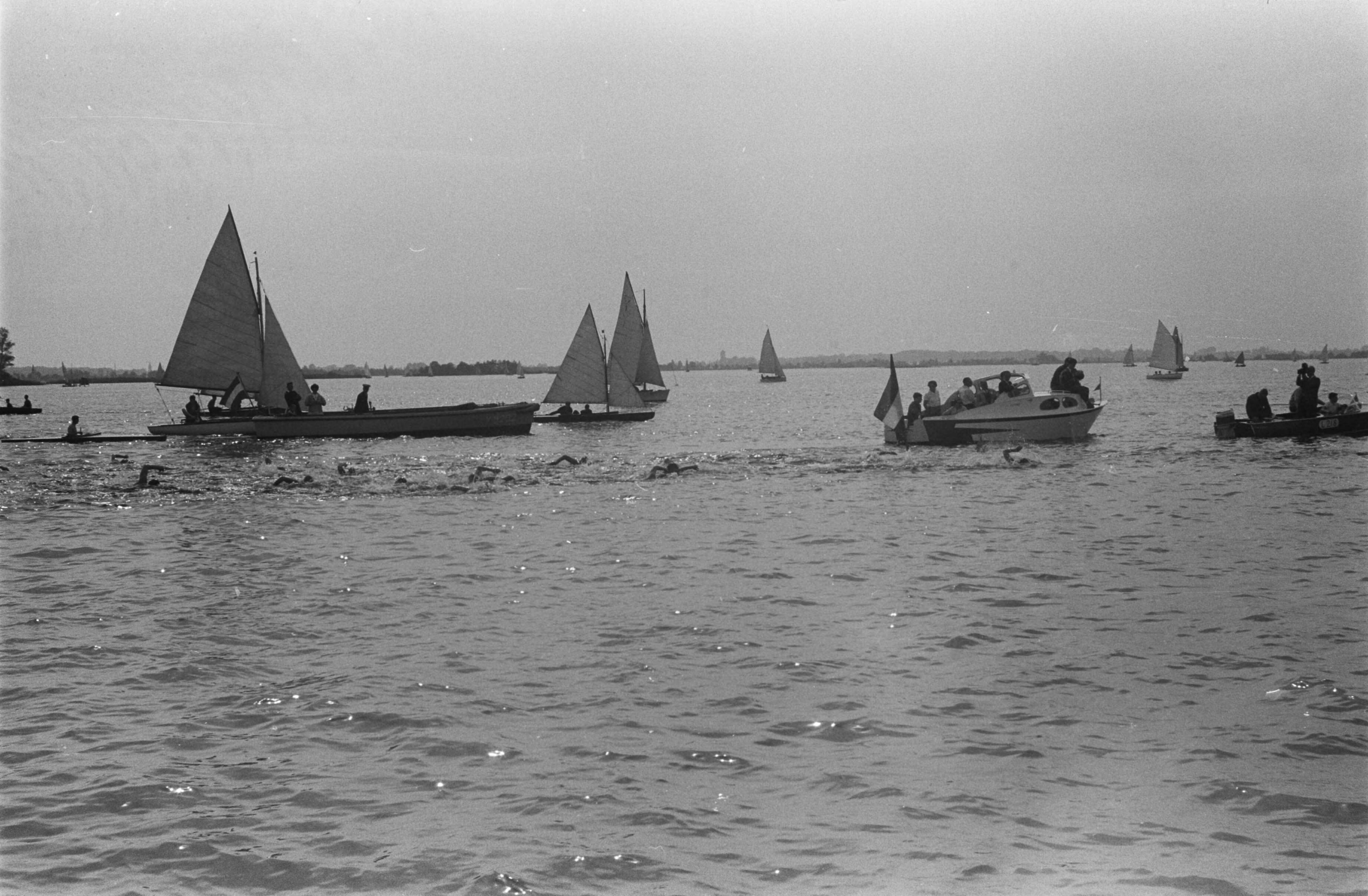 Fotocollectie Anefo — Loosdrecht. 2km zwemtocht in open water — Foto: Brinkman, Dave / Anefo. Licentie: Set B: Rechtenvrij / Publiek Domein. Bron: Nationaal Archief. http://hdl.handle.net/10648/a9d848dc-d0b4-102d-bcf8-003048976d84