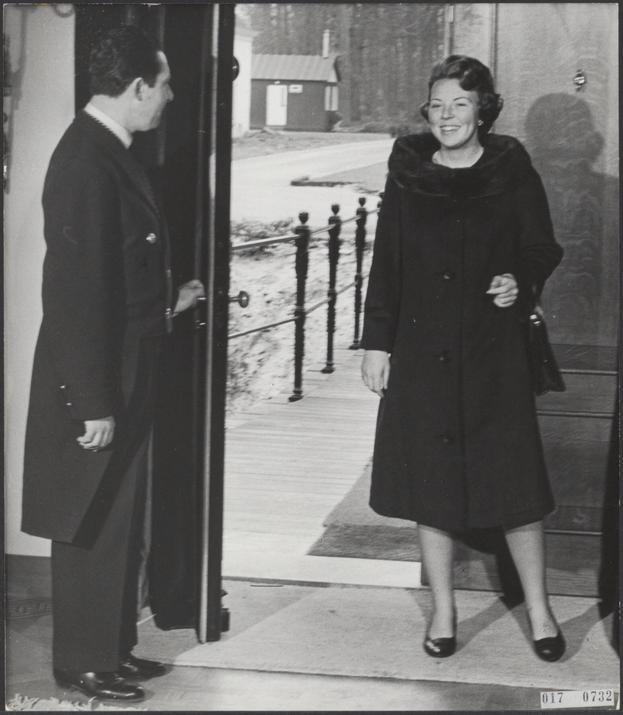 Fotocollectie Elsevier Binnenland — Serie: kasteel Drakensteyn bewoond door prinses Beatrix. Een lakei maakt de voordeur open voor prinses Beatrix — Foto: ANP / RVD of rechtenvrij. Licentie: Set B: Rechtenvrij / Publiek Domein. Bron: Nationaal Archief. http://hdl.handle.net/10648/adbed4e8-d0b4-102d-bcf8-003048976d84