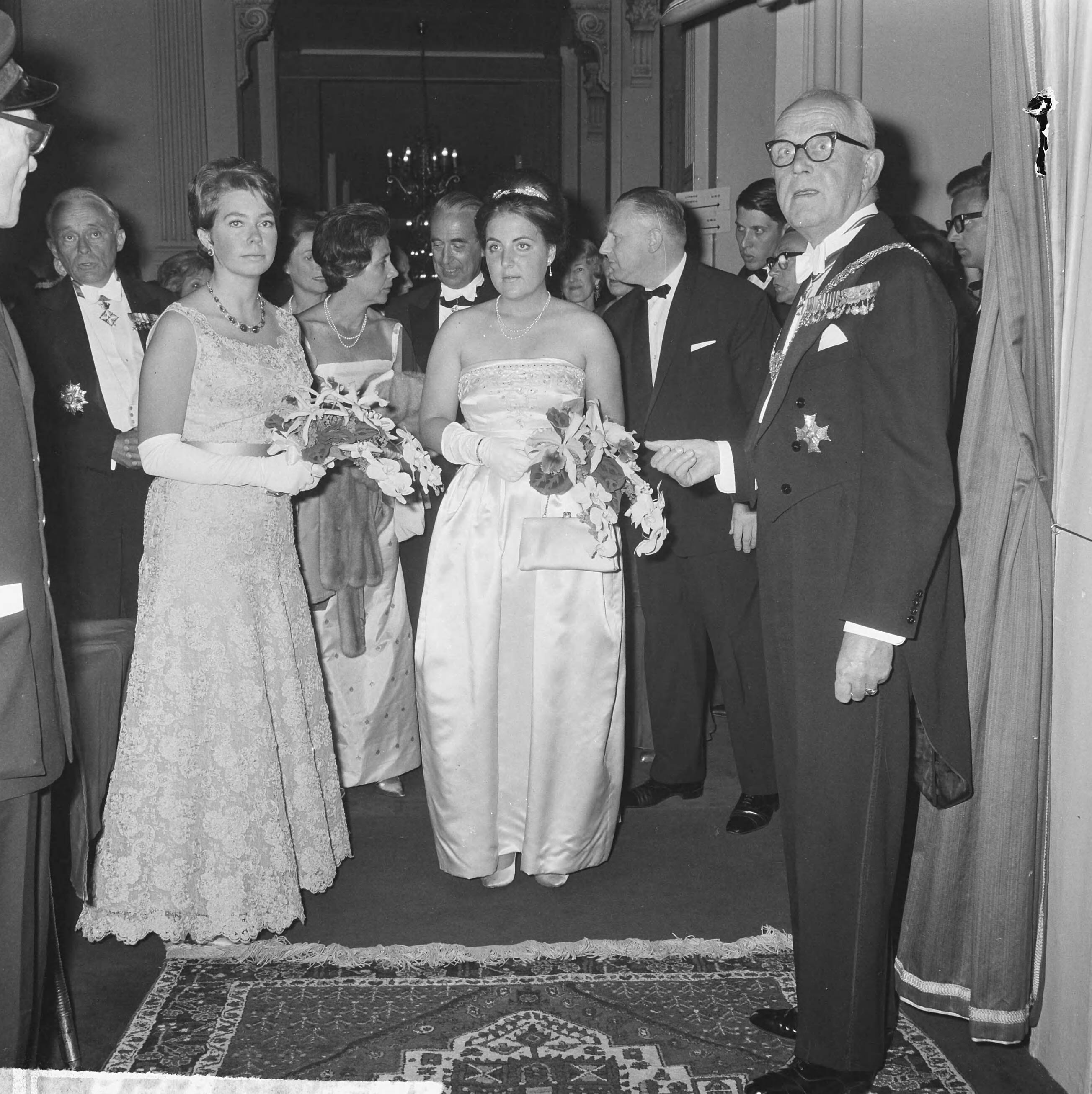 Fotocollectie Anefo — Holland Festival in Kurhaus te Scheveningen geopend met een galaconcert van het Residentieorkest, prinses Christina van Zweden en prinses Margriet bij het betreden van de concertzaal. Rechts burgemeester van Den Haag, mr. H.A.M.T. Kolfschoten — Foto: Pot, Harry / Anefo. Licentie: Set B: Rechtenvrij / Publiek Domein. Bron: Nationaal Archief. http://hdl.handle.net/10648/aa6d0e2c-d0b4-102d-bcf8-003048976d84